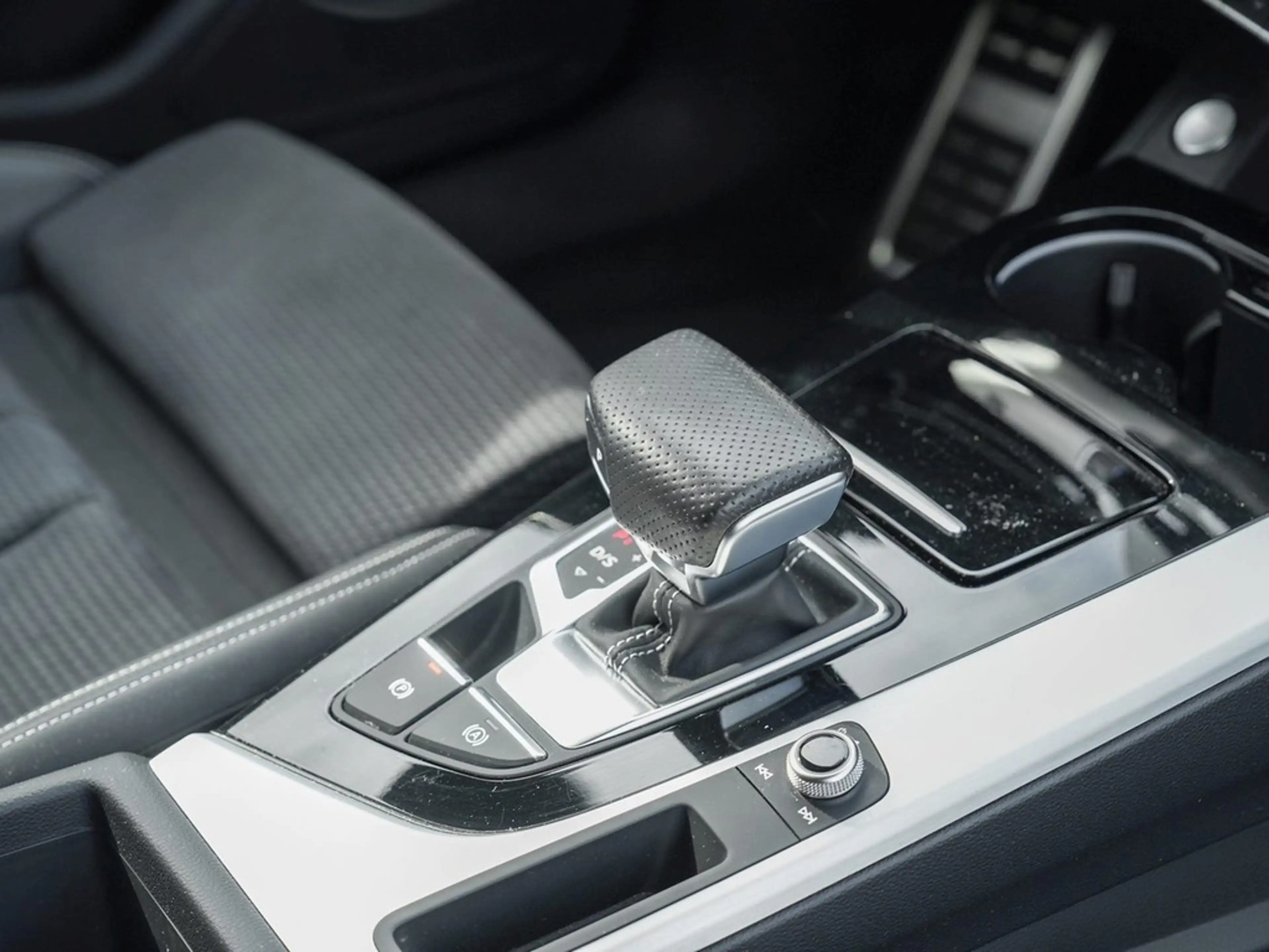 Audi A4 Avant 40 TDI qu. S tronic S Line /MatrixLED — photo 11