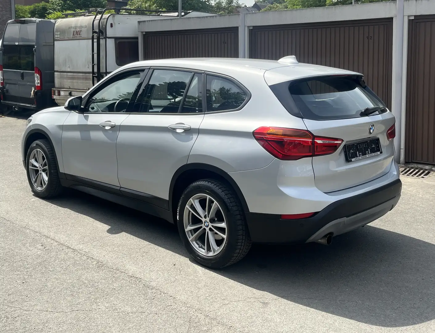 BMW X1 sDrive18 i Advantage ALLWETTER LED RÜCKFAHRKAMERA Gris - 2