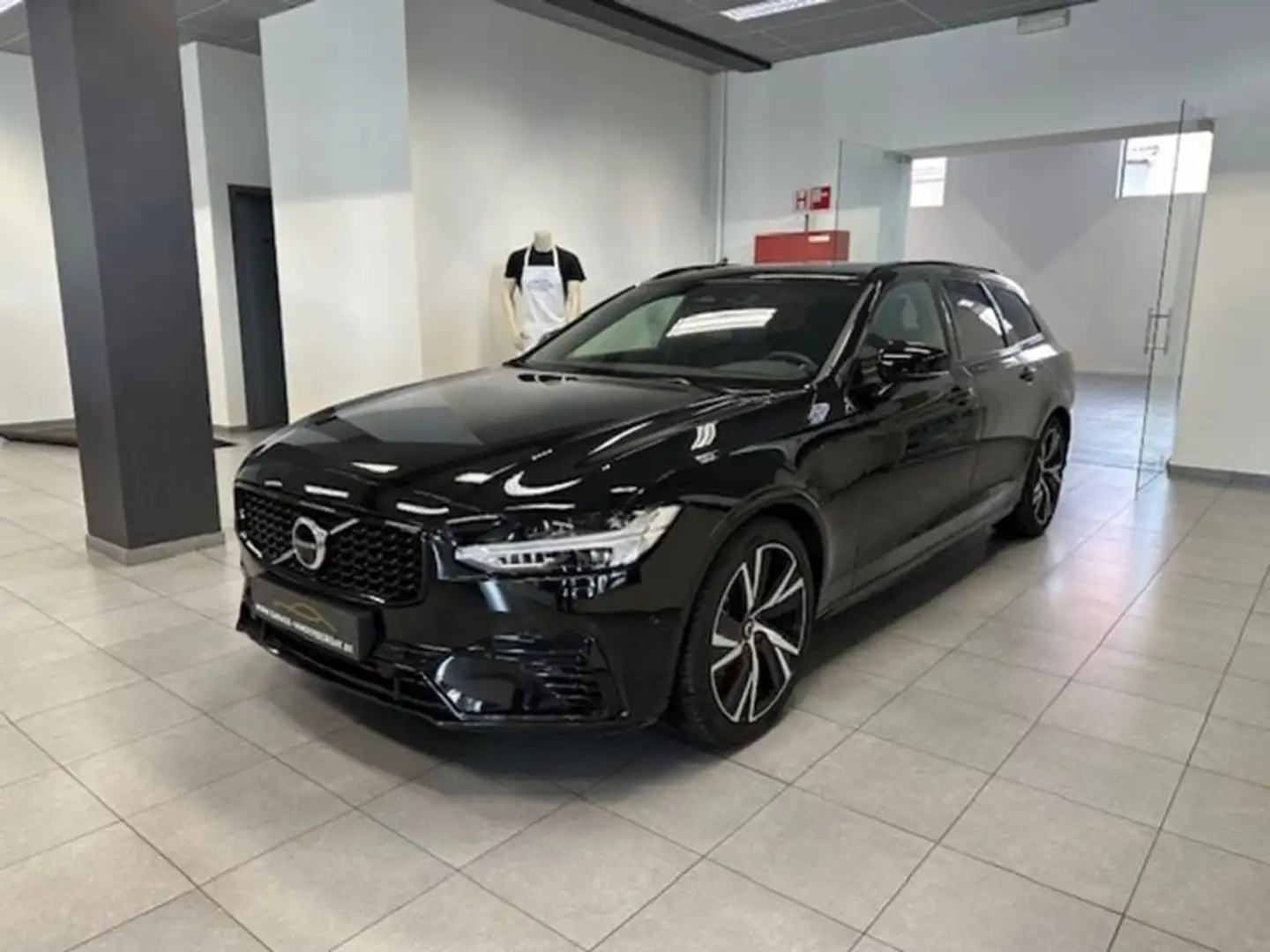 Volvo V90 PLUS DARK PLUG-IN HYBRID FULL OPTION Černá - 2