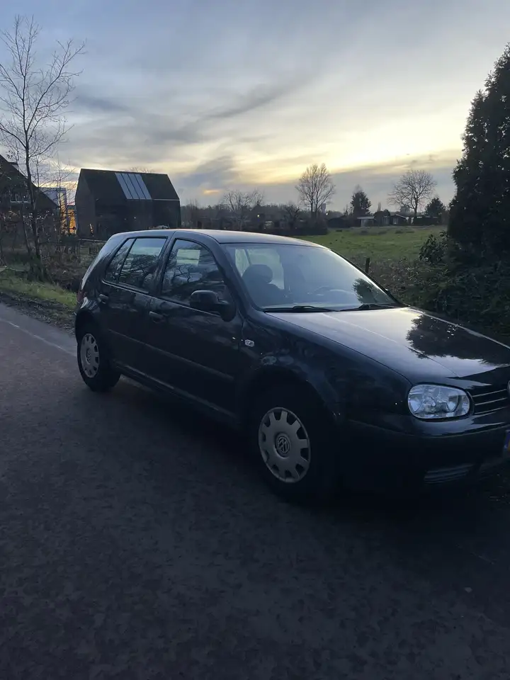 Volkswagen Golf 1.6-16V Trendline, foto 1