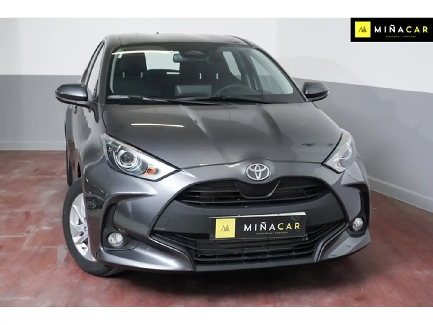 Toyota Yaris 120H 1.5 Business Plus Gris - 2