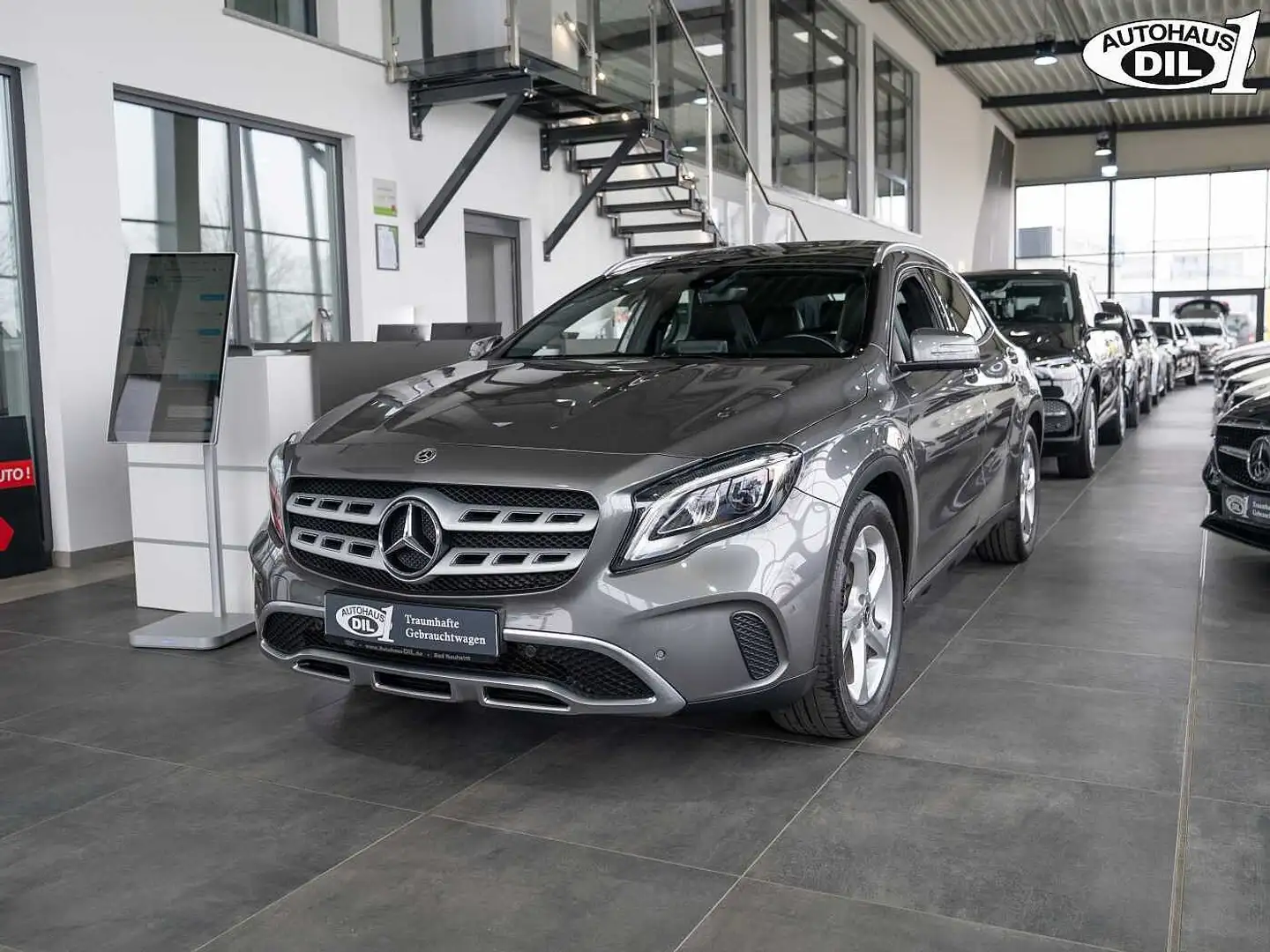 Mercedes-Benz GLA 180 Urban *PANO*SHZ*PDC* Gris - 2