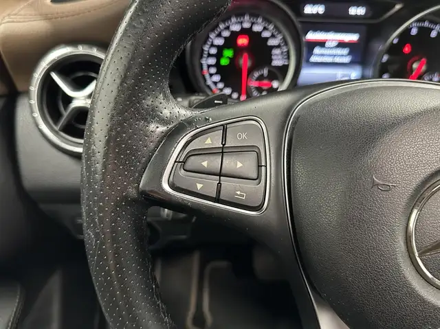 Mercedes-Benz Cla view 24