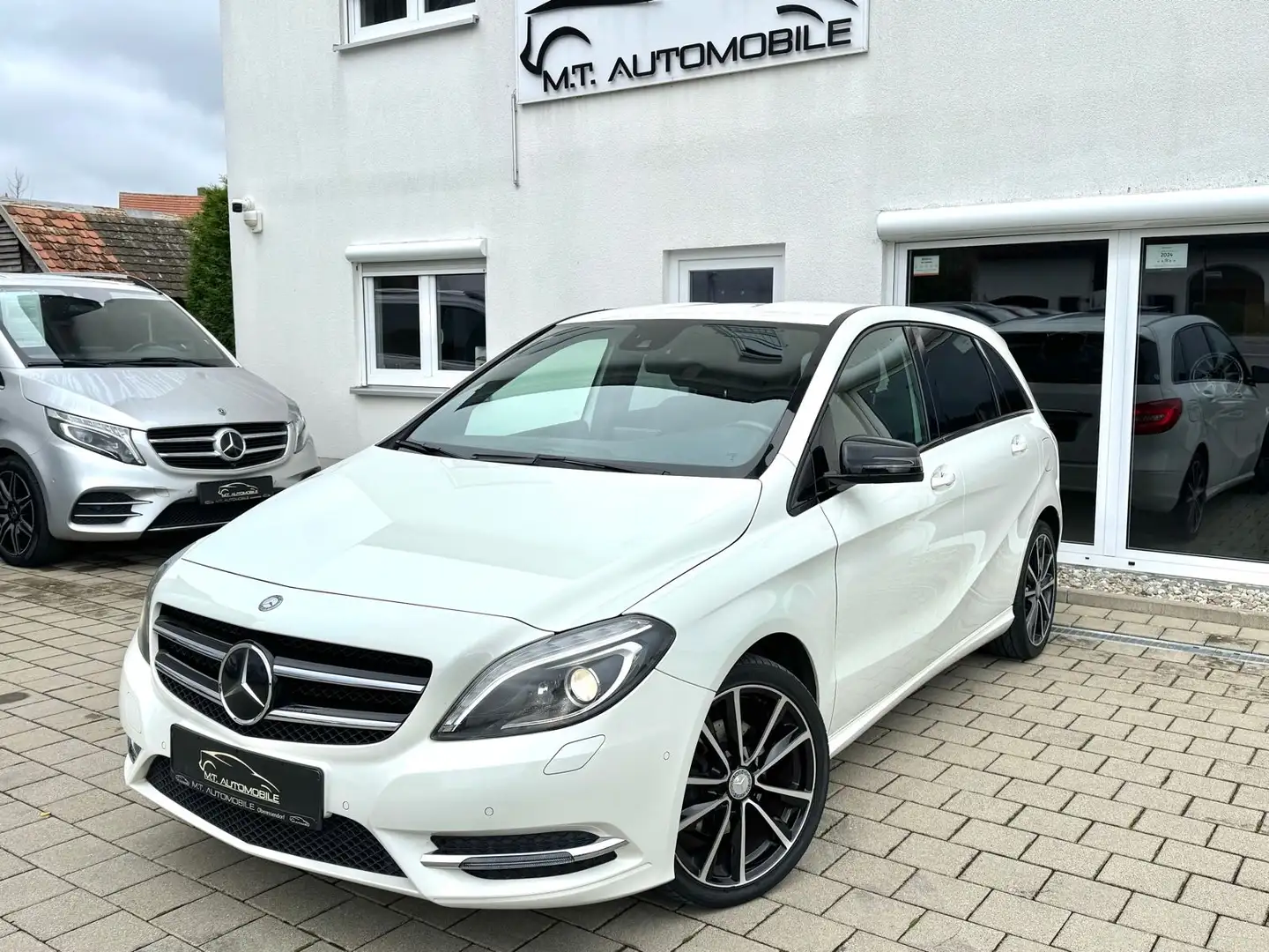 Mercedes-Benz B 200 *URBAN*NIGHTP:*SHZ*LEDER*PDC*NAVI*ILS* Blanco - 1