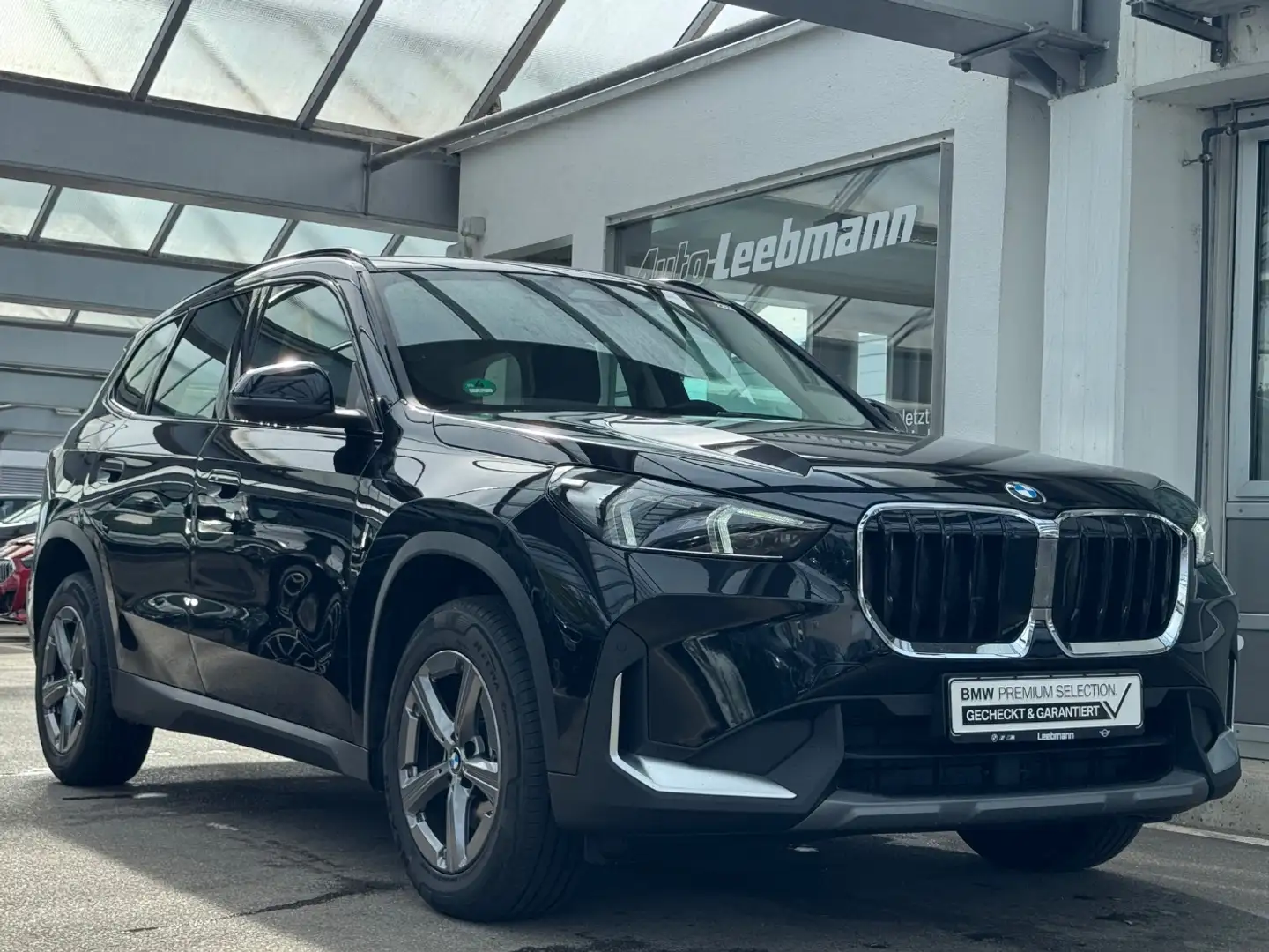 BMW X1 sDrive18i Anhängerkupplung/SportSitz/Premium Schwarz - 2