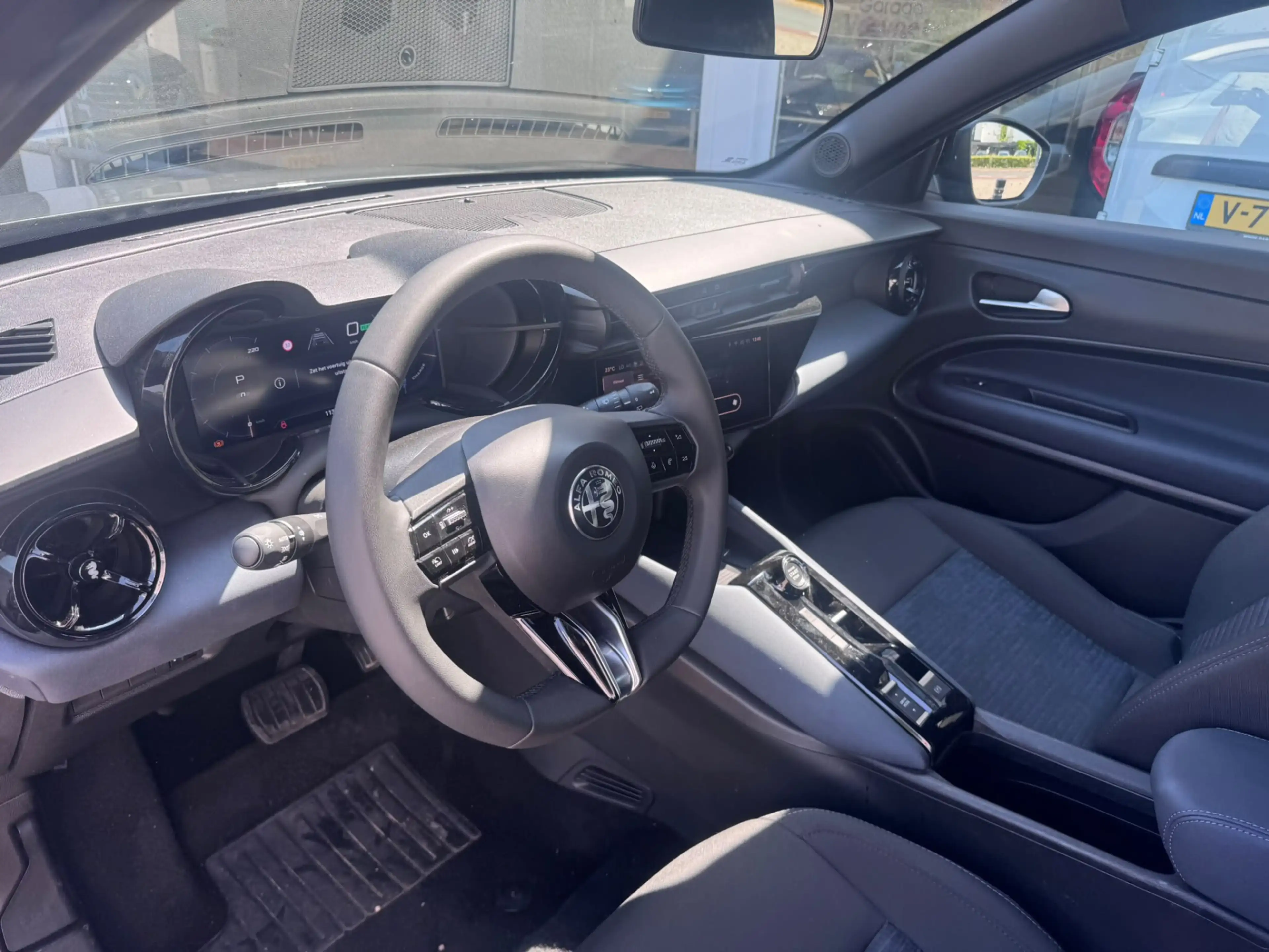 Alfa Romeo Junior Elettrica 54 kWh — photo 5