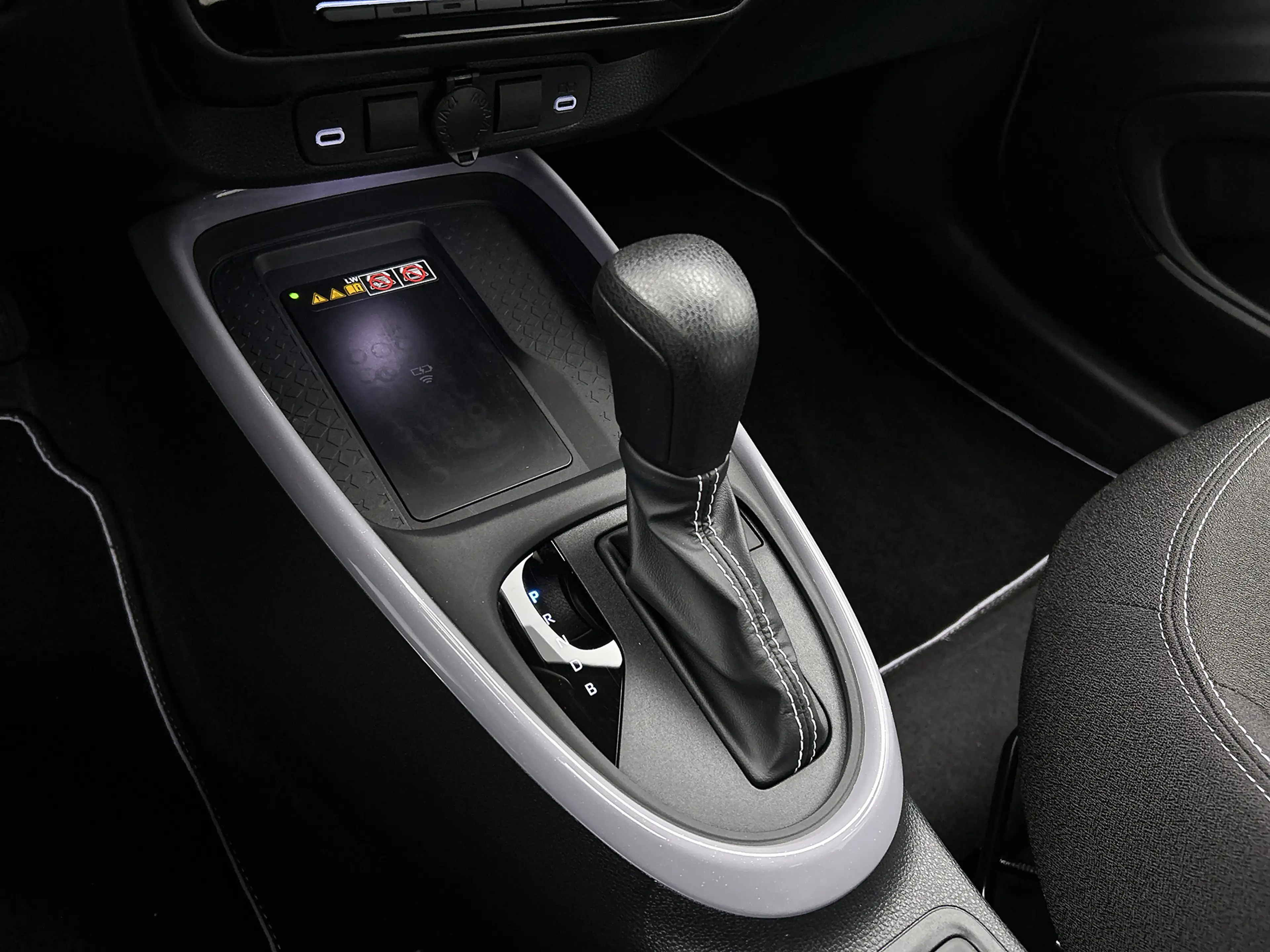 Toyota Aygo X Hybrid 115 pulse | Easy Pack | keyless entry | Par — photo 11