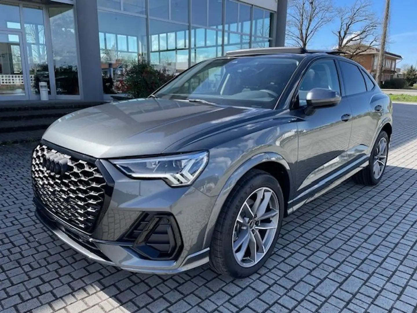 Audi Q3 SPB Sportback 35 TFSI S tronic S Line TETTO/BLACKP Grigio - 2