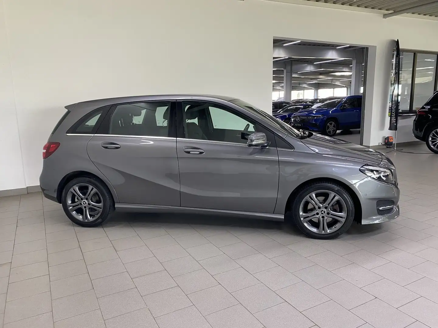 Mercedes-Benz B 180 URBAN+LED+NAVI+KAMERA+SHZG+SMARTPHONE INT Grau - 2