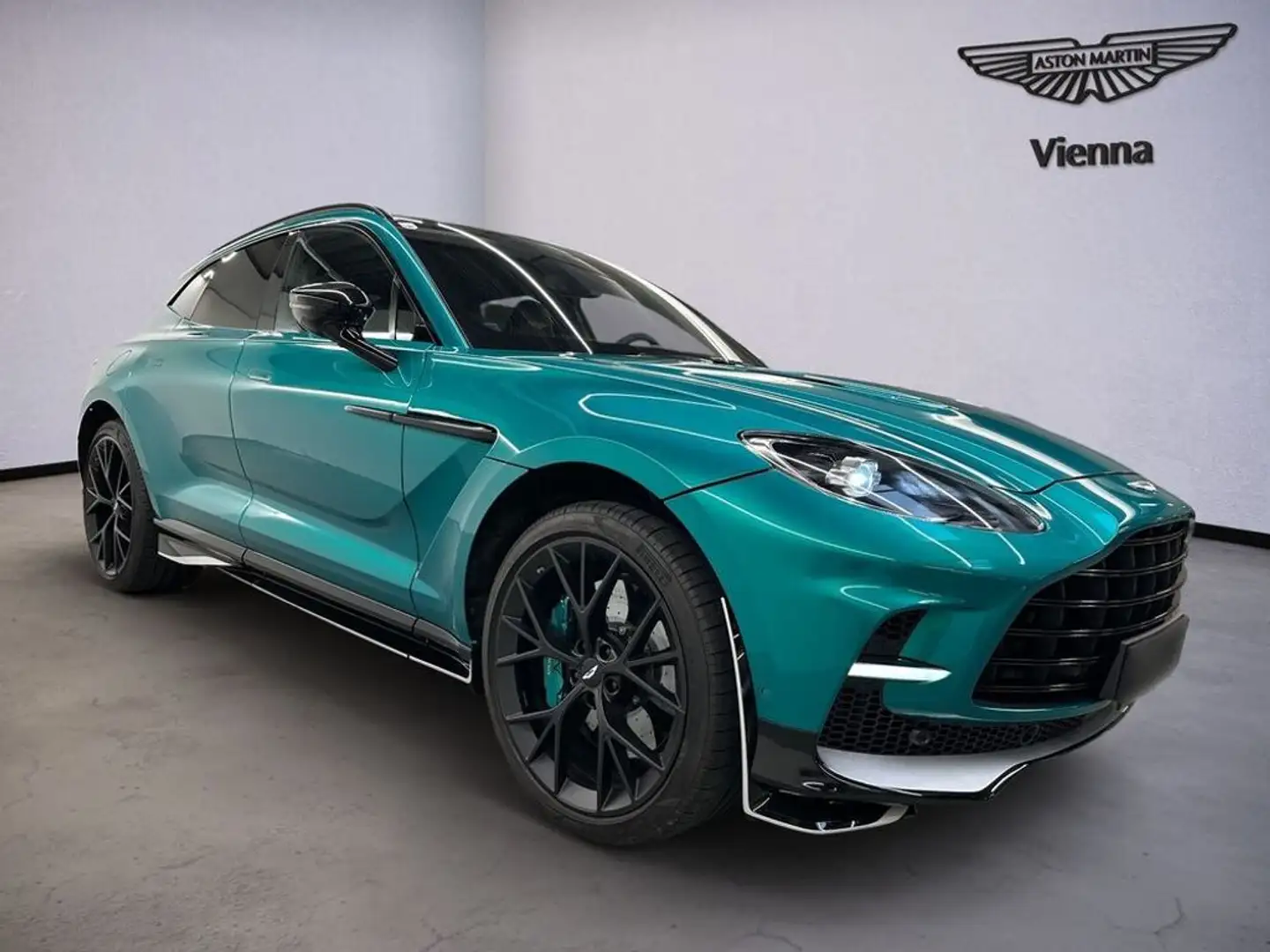 Aston Martin DBX DBX707 AMR24 / Podium Green / Trophy Silver / B&W Verde - 2