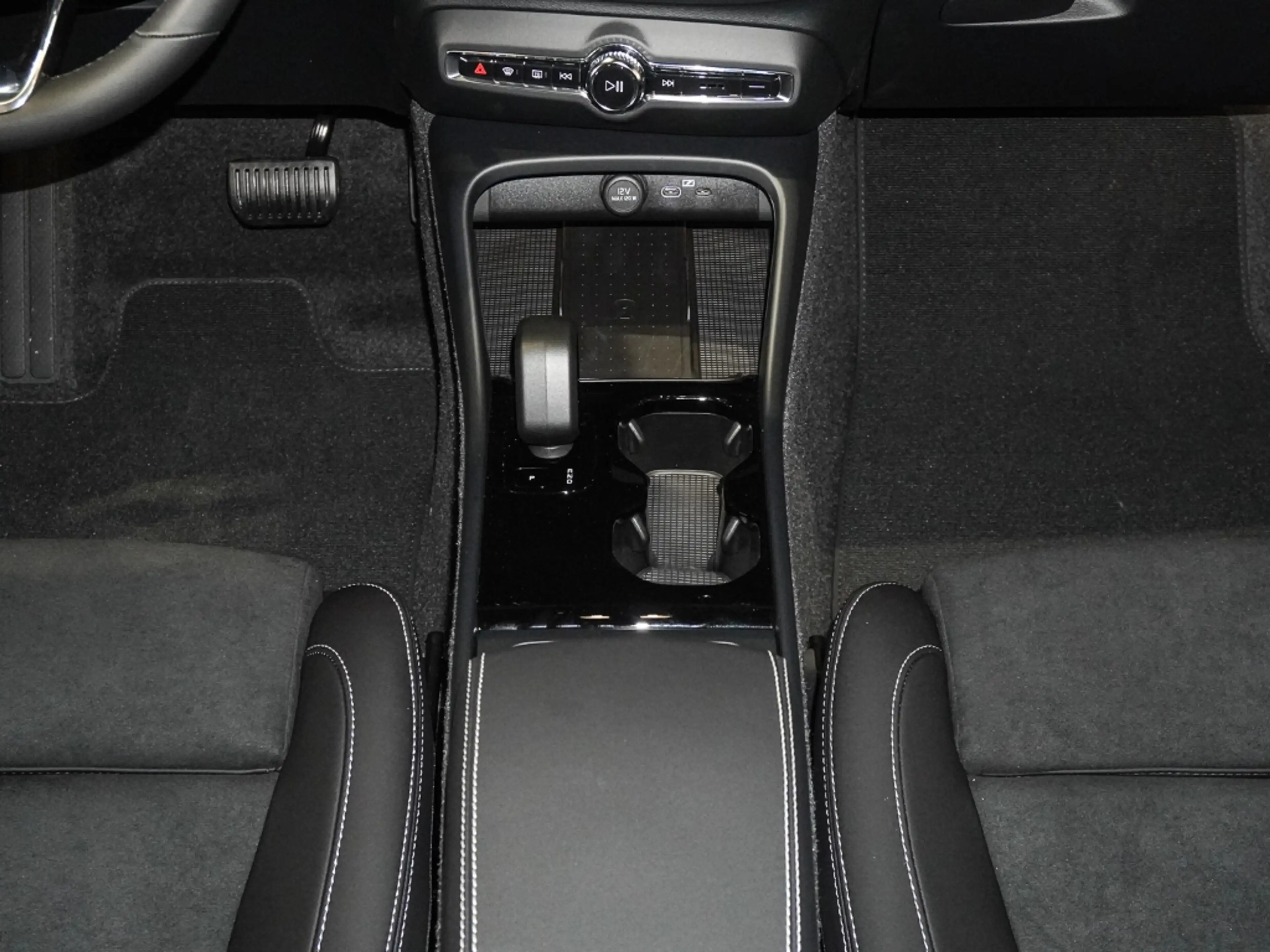 Volvo EX40 Single Motor Extended Range RWD Ultra Black Editio — photo 11