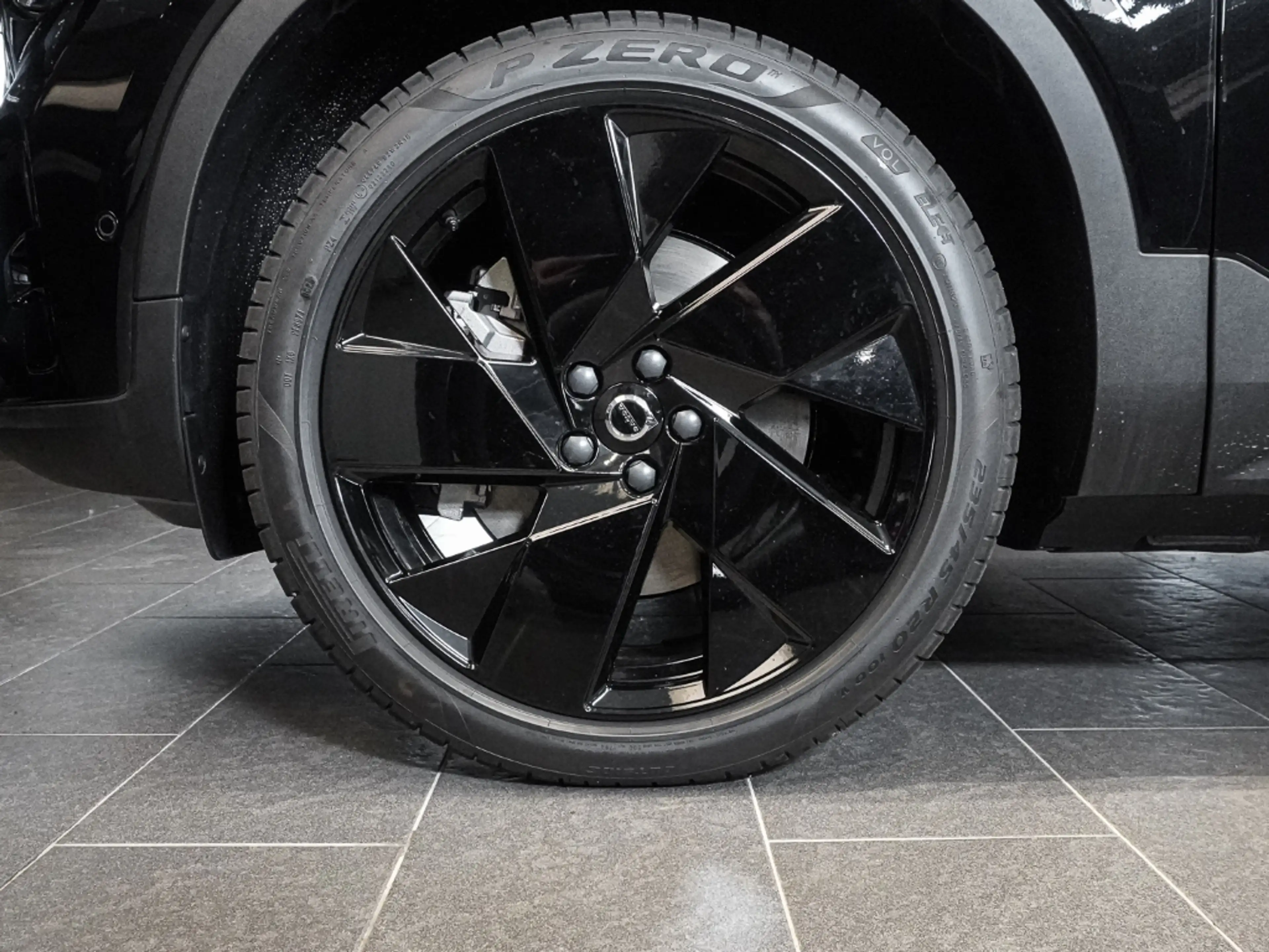 Volvo EX40 Single Motor Extended Range RWD Ultra Black Editio — photo 3
