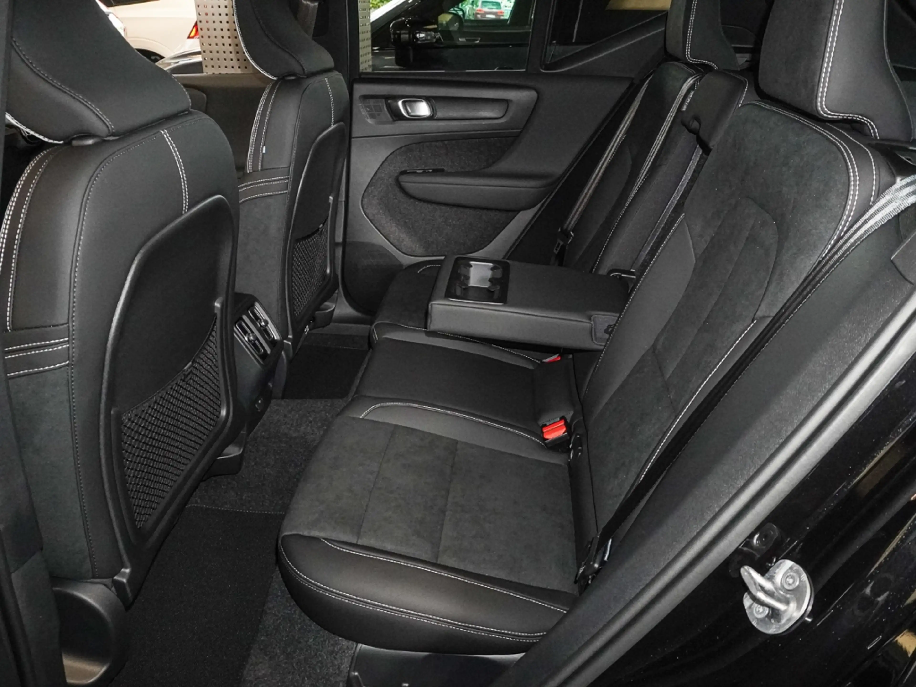 Volvo EX40 Single Motor Extended Range RWD Ultra Black Editio — photo 15