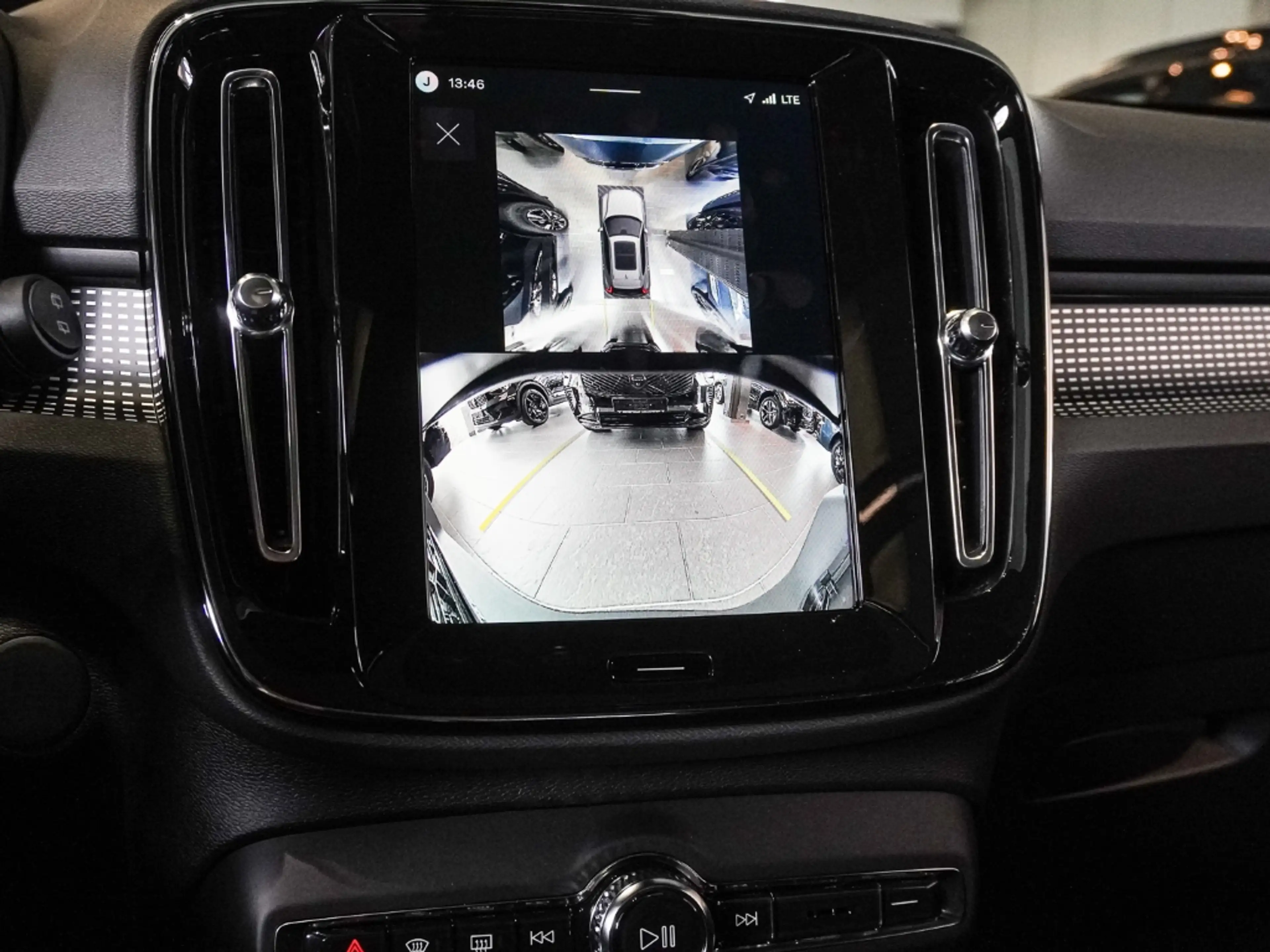 Volvo EX40 Single Motor Extended Range RWD Ultra Black Editio — photo 10