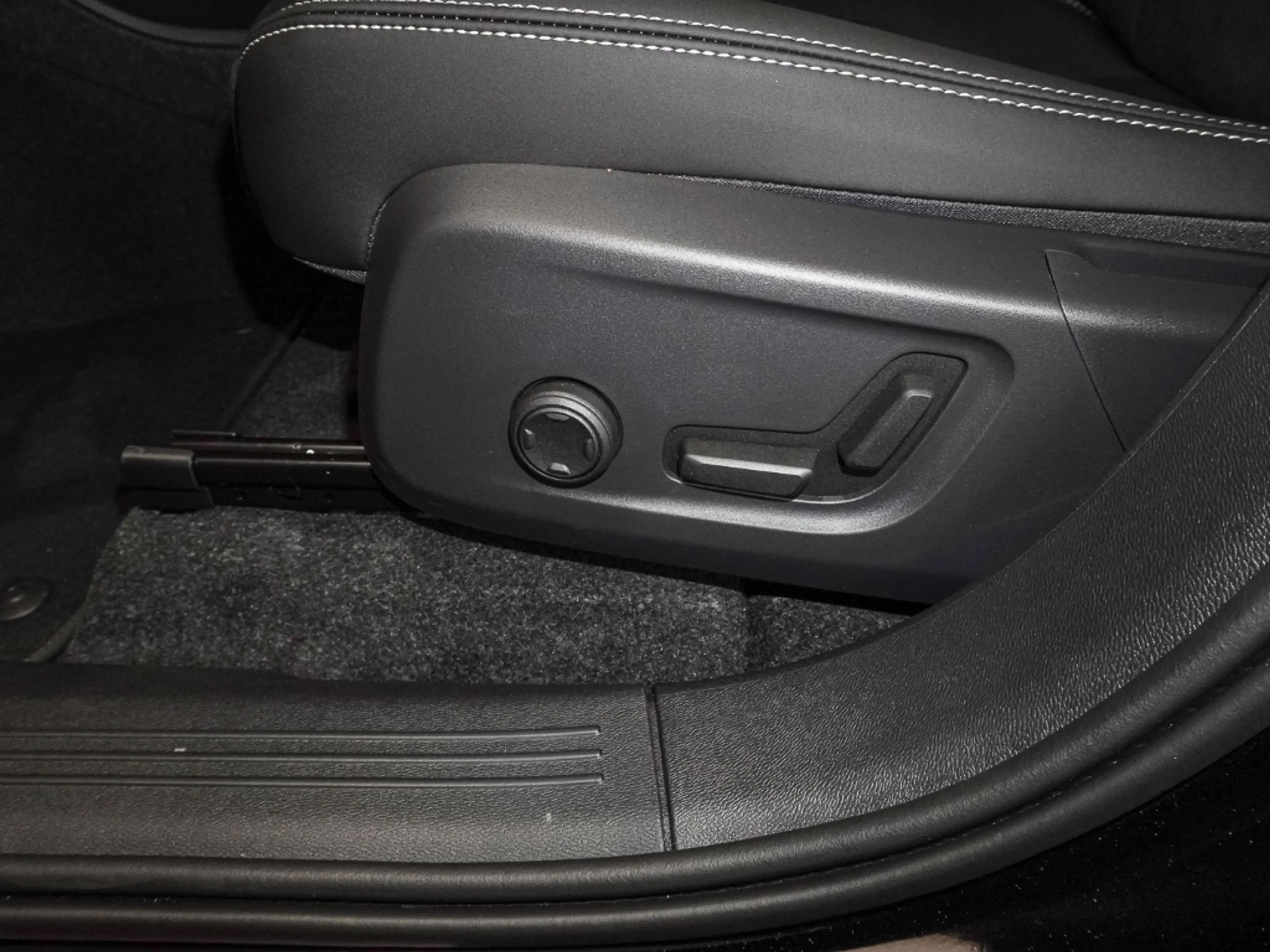 Volvo EX40 Single Motor Extended Range RWD Ultra Black Editio — photo 13