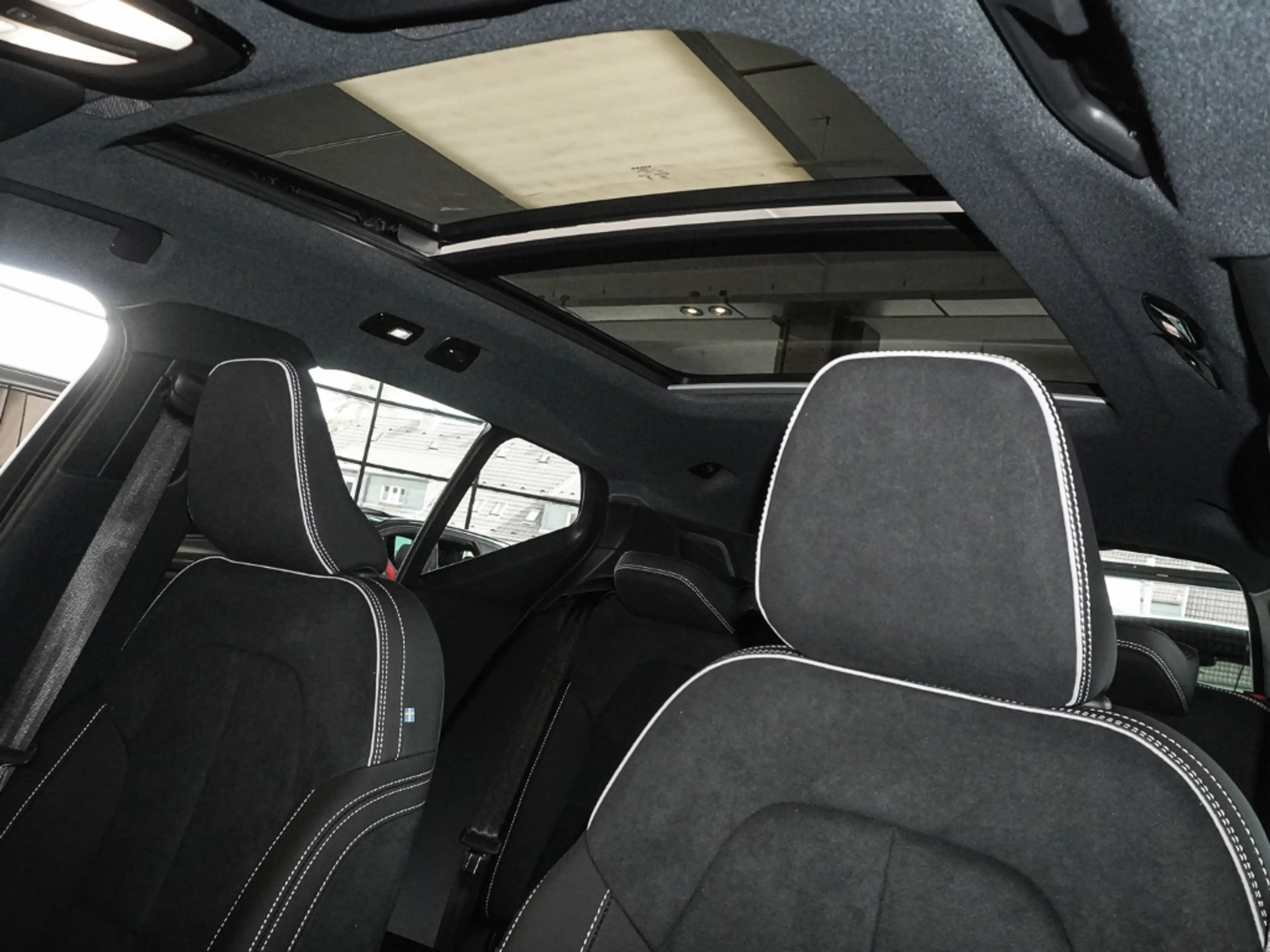 Volvo EX40 Single Motor Extended Range RWD Ultra Black Editio — photo 4