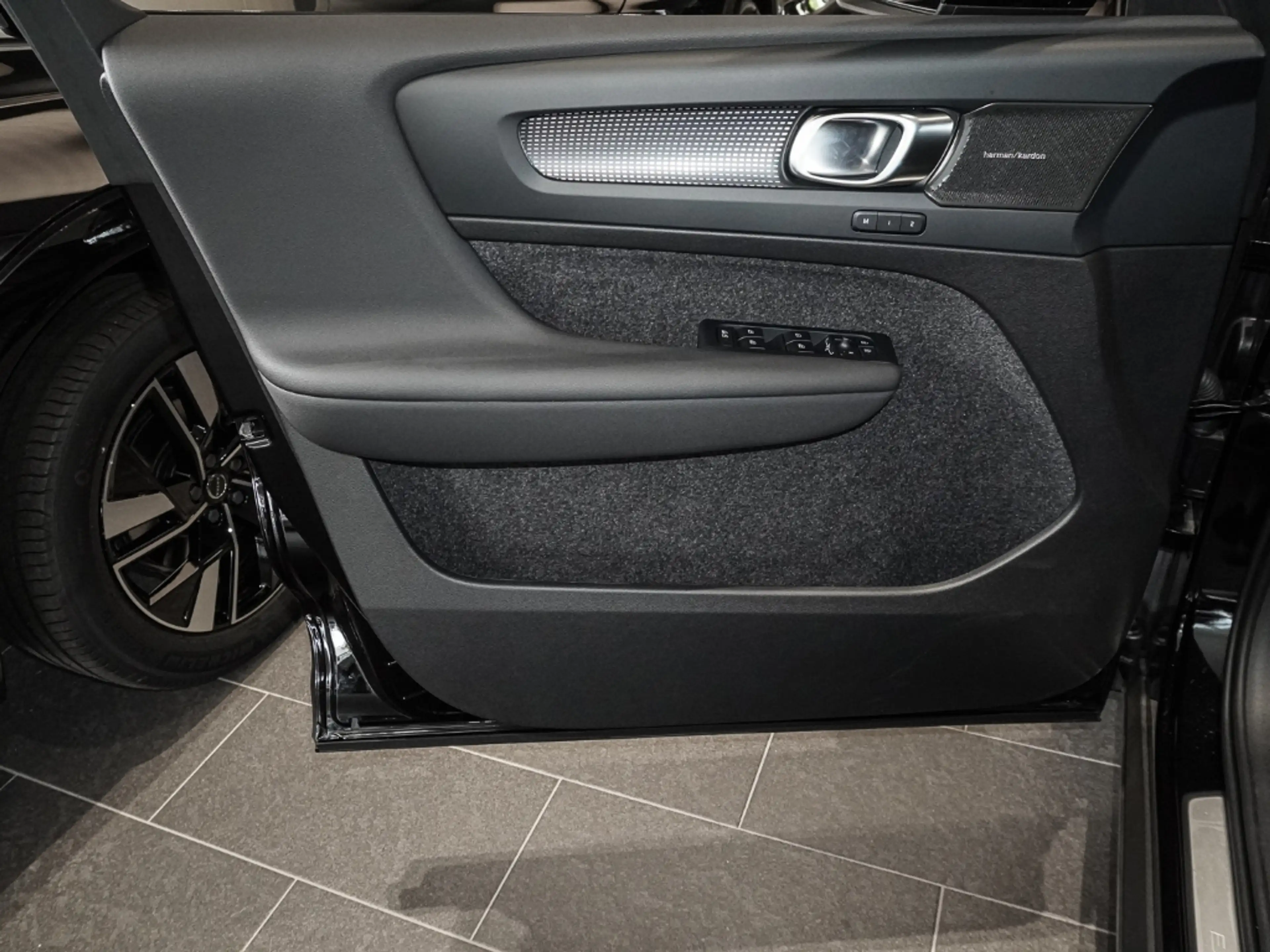 Volvo EX40 Single Motor Extended Range RWD Ultra Black Editio — photo 14