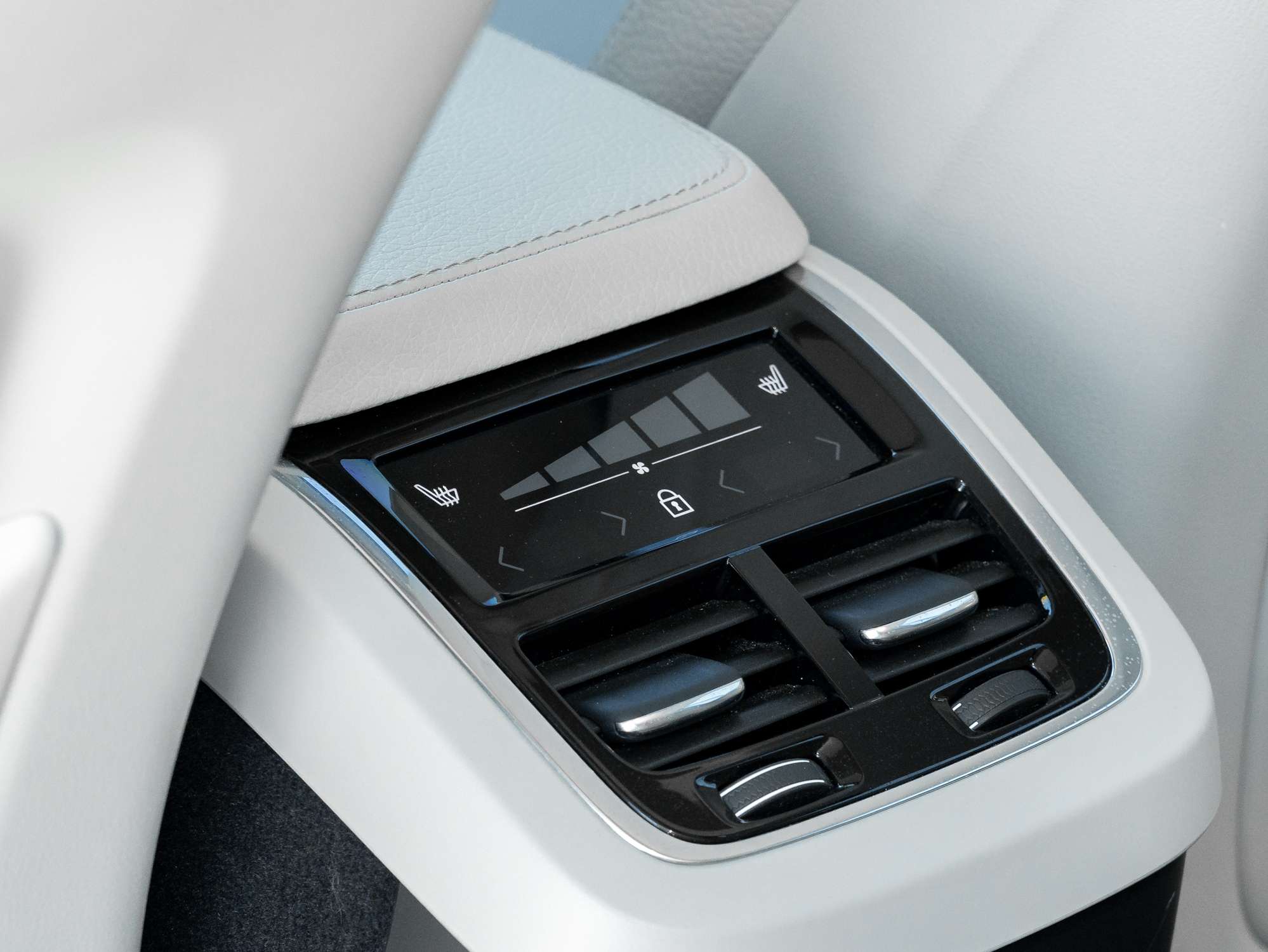 2022 Volvo XC90 T6 AWD Momentum 7 Seater LOW KM CPO RATE fr 2.99%* thumb 24
