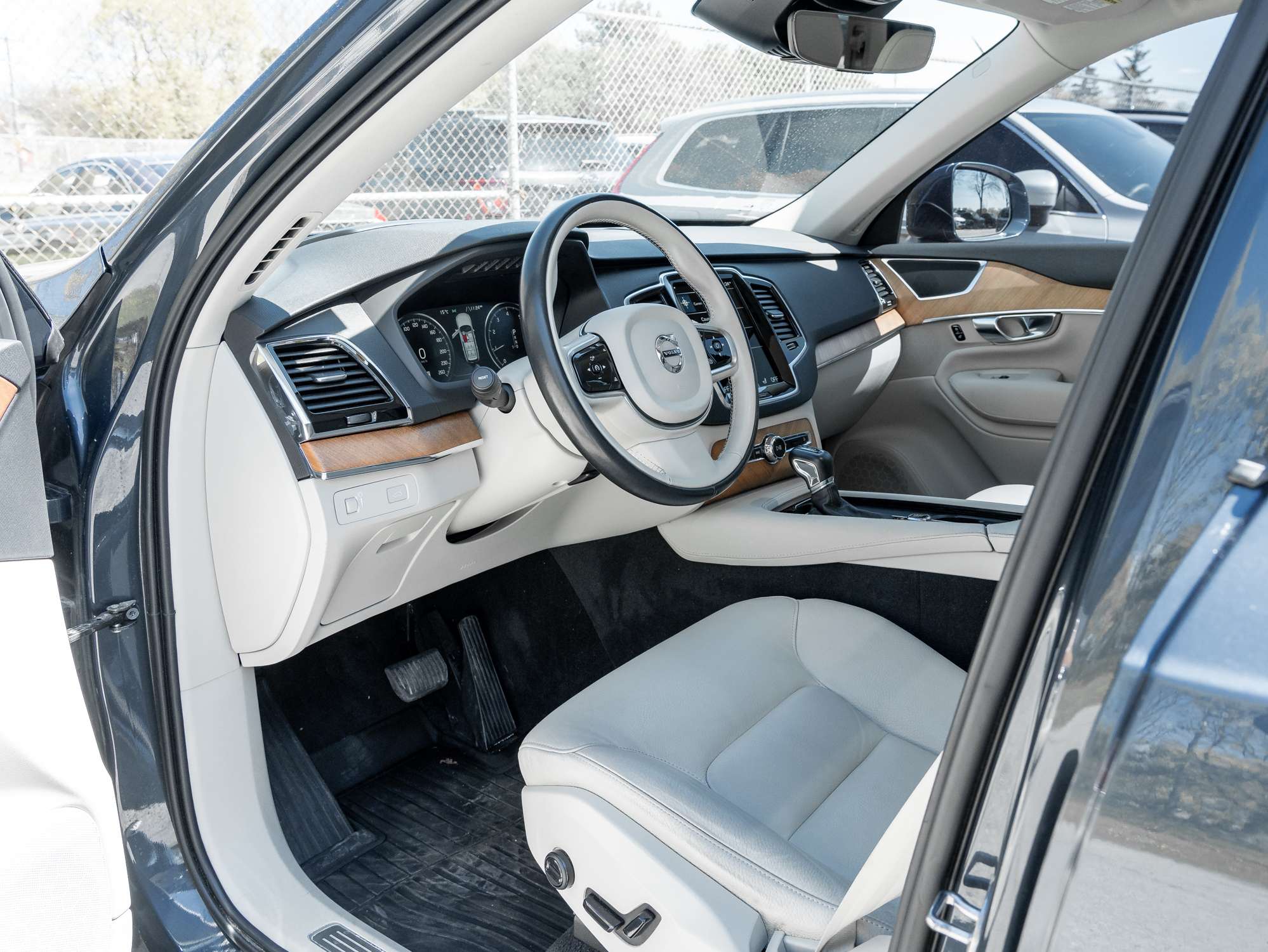 2022 Volvo XC90 T6 AWD Momentum 7 Seater LOW KM CPO RATE fr 2.99%* thumb 8