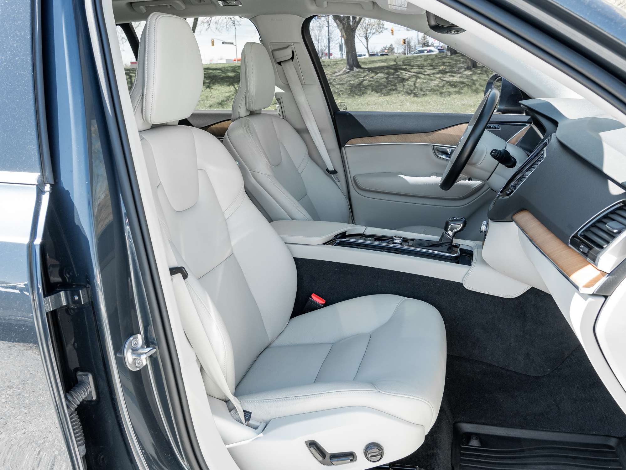 2022 Volvo XC90 T6 AWD Momentum 7 Seater LOW KM CPO RATE fr 2.99%* thumb 22