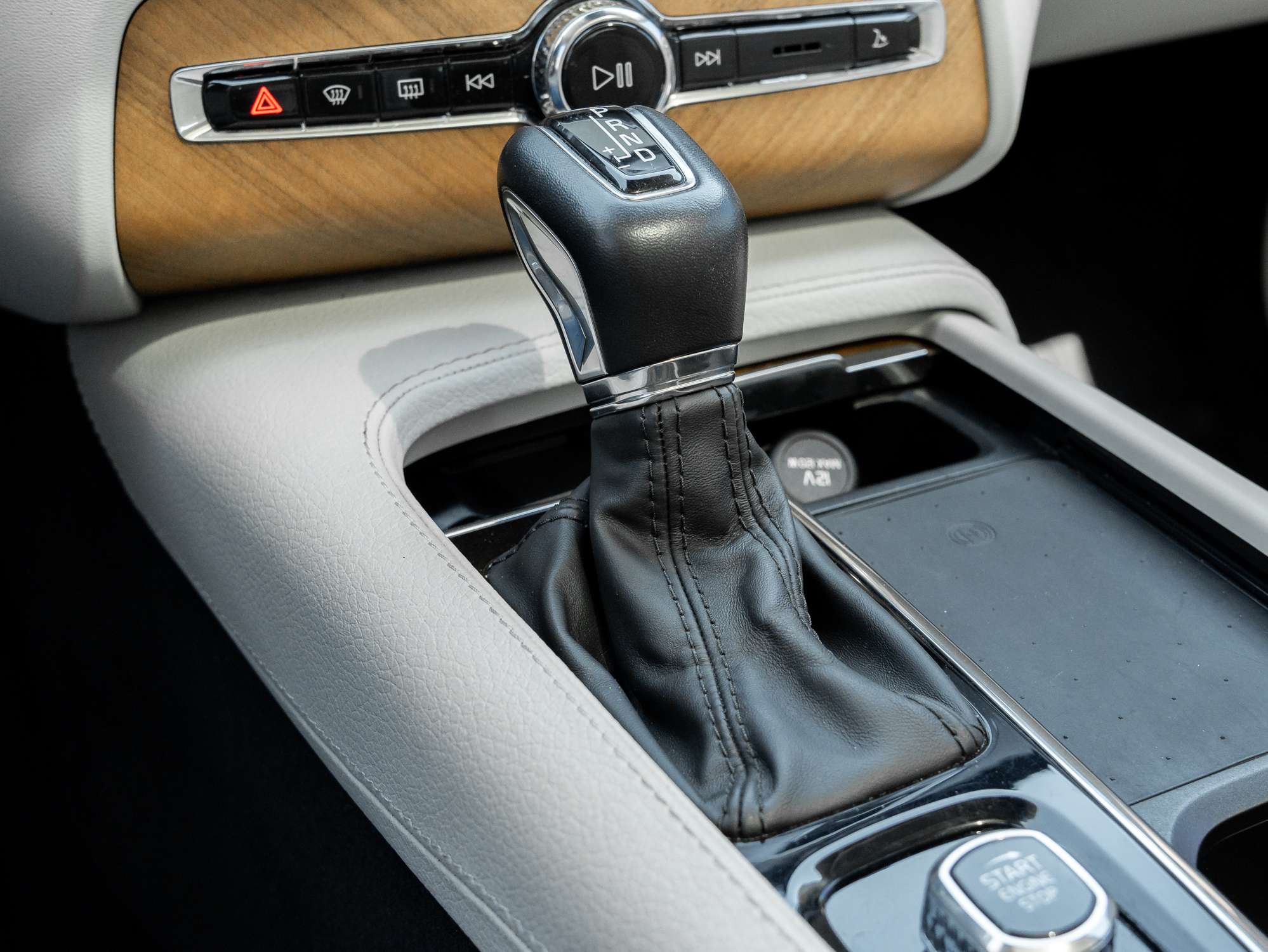 2022 Volvo XC90 T6 AWD Momentum 7 Seater LOW KM CPO RATE fr 2.99%* thumb 16