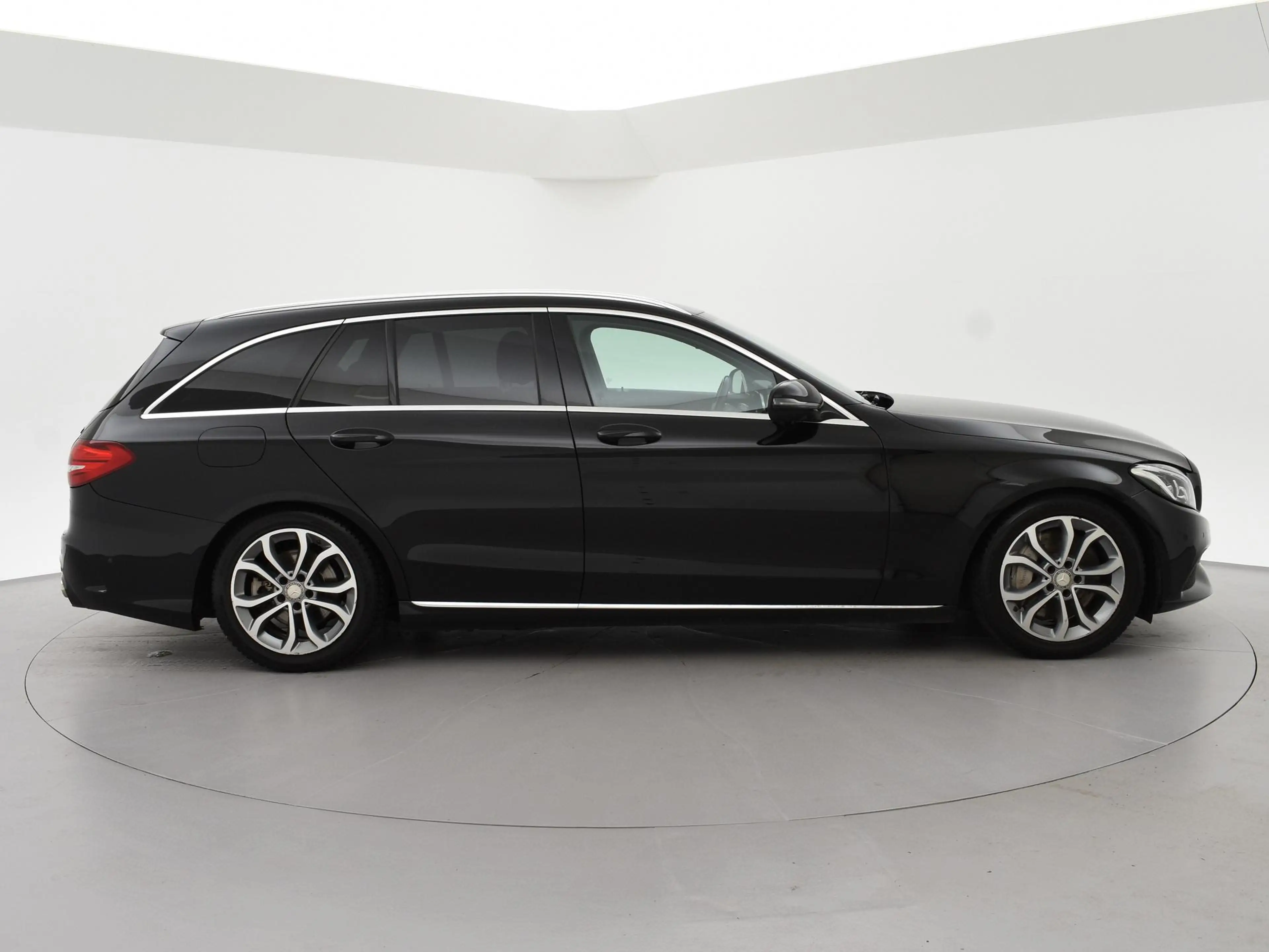 Mercedes-Benz C 350 Estate 350e PLUG-IN + BURMESTER | 360 CAMERA | SFE — photo 31