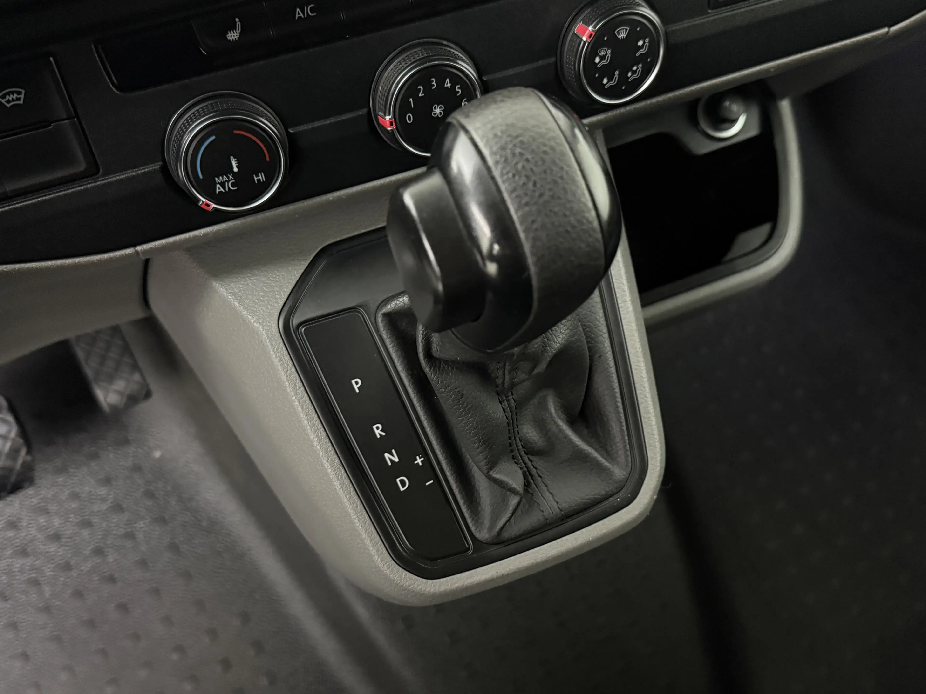 Volkswagen T6.1 Transporter 2.0TDi 150PK DSG Automaat | Exclusive Leder | Kast — photo 17