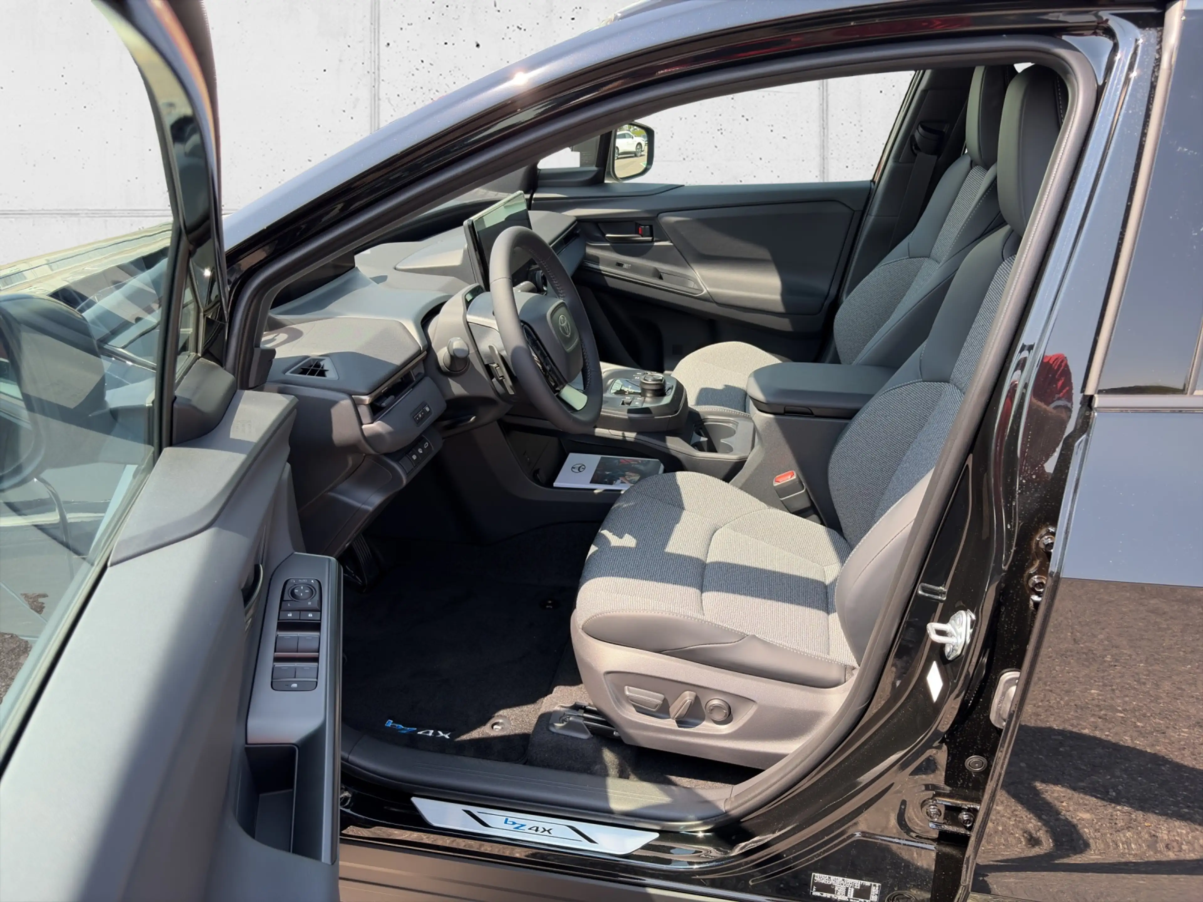 Toyota bZ4X AWD-i Active Drive Elektrik 5t. — photo 6