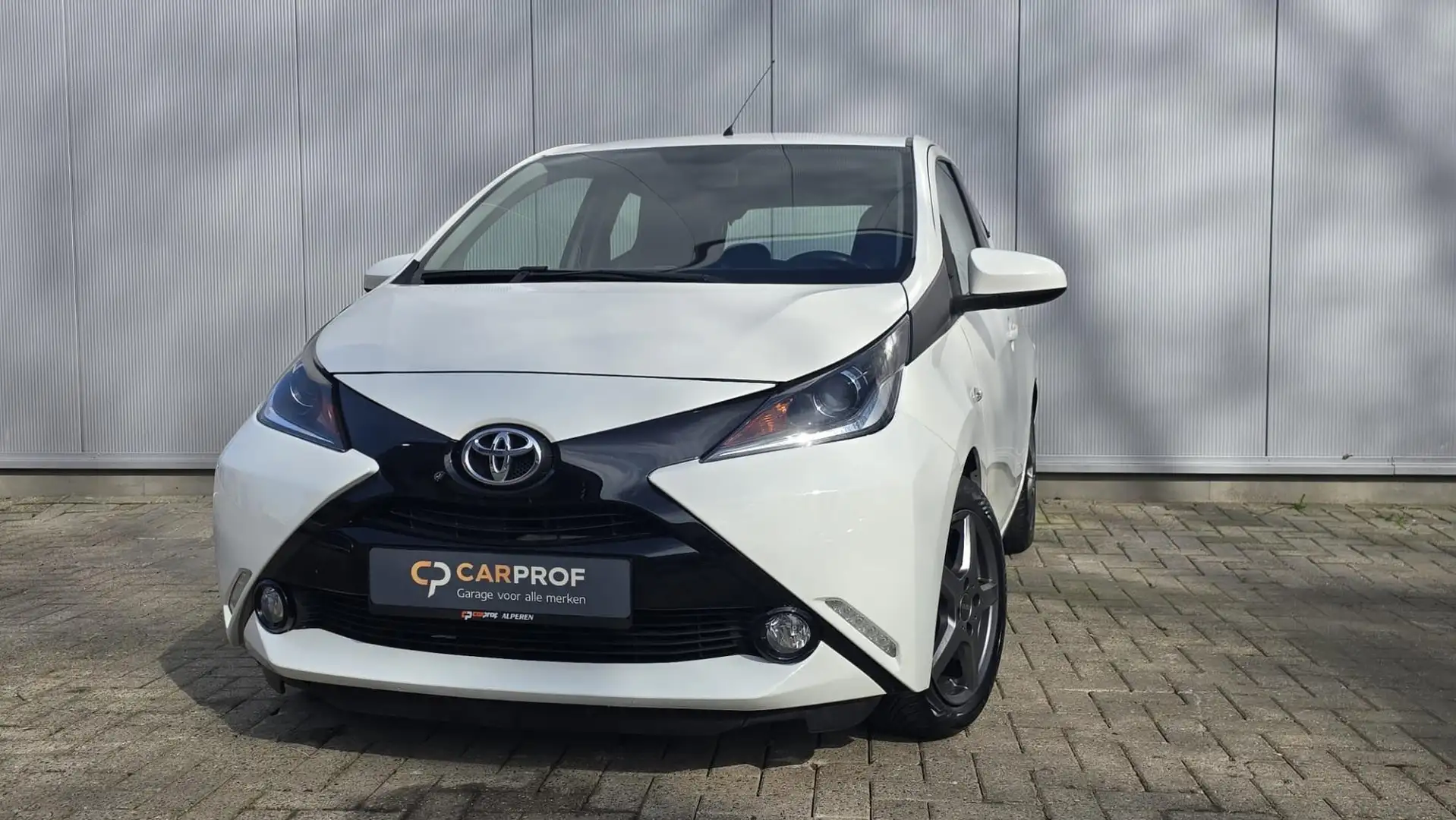 Toyota Aygo 1.0 VVT-i x-play Wit - 2