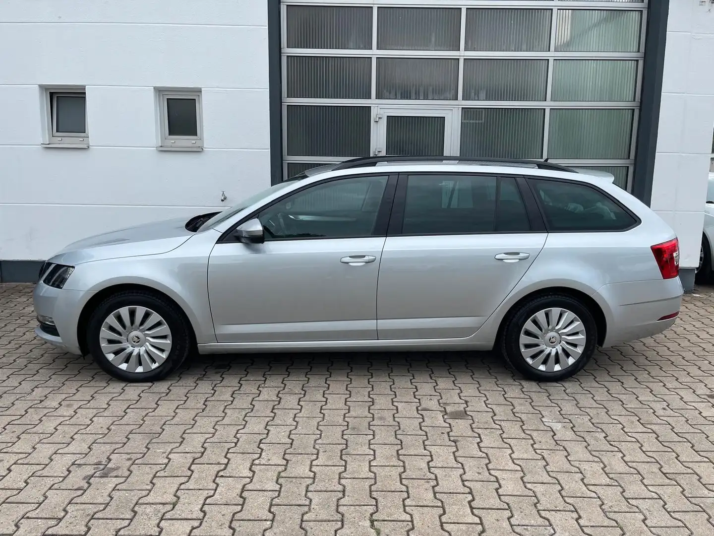 Skoda Octavia Combi TDI Ambition/MWST/NAVI/SHZ Zilver - 2