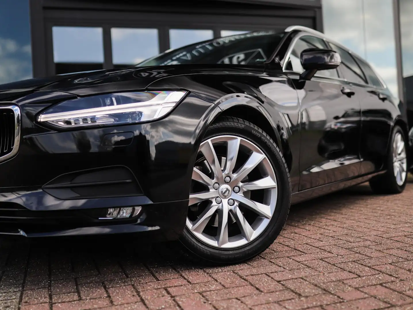 Volvo V90 2.0 T5 Momentum | Keyless | Trekhaak | Pilot Assis Fekete - 2