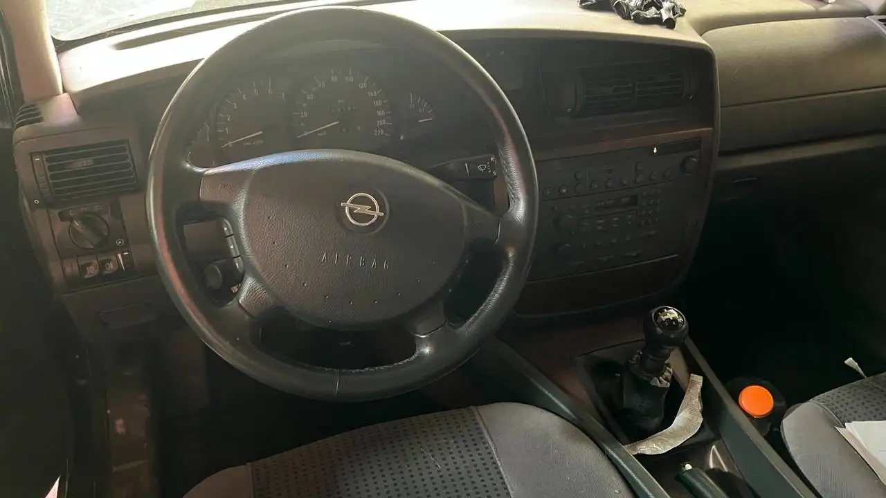 Opel Omega Caravan 2.2 Edition 2000, foto 2