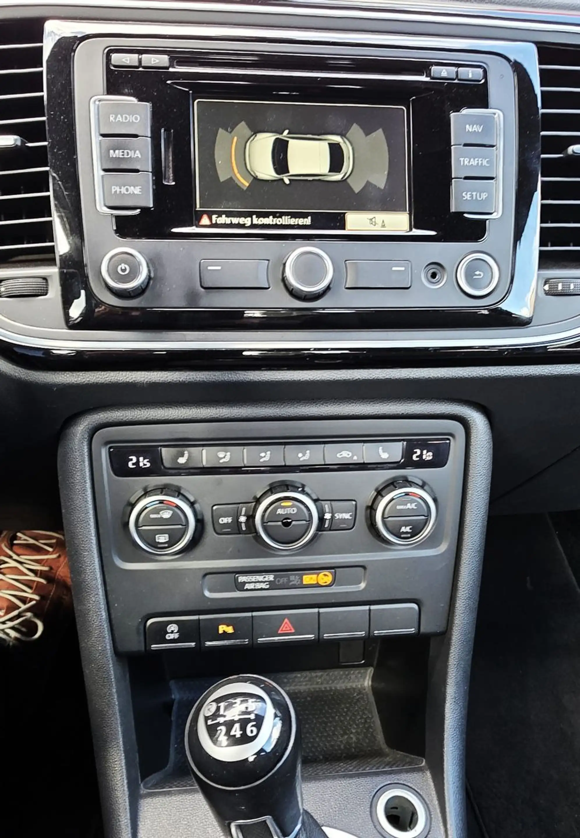 Volkswagen Beetle Design BMT Navi+Sitzh.+PDC+Klimaautom. — photo 17