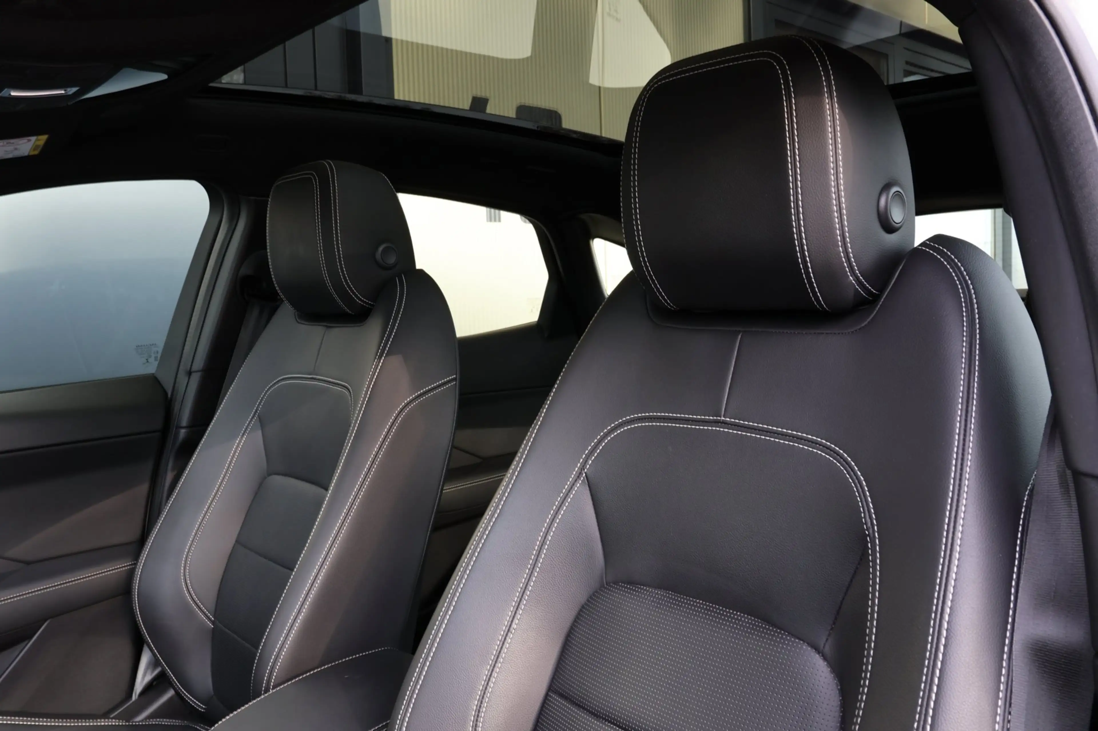 Jaguar E-Pace 1.5 P300e AWD R-Dynamic HSE Black Optiek | panoram — photo 19