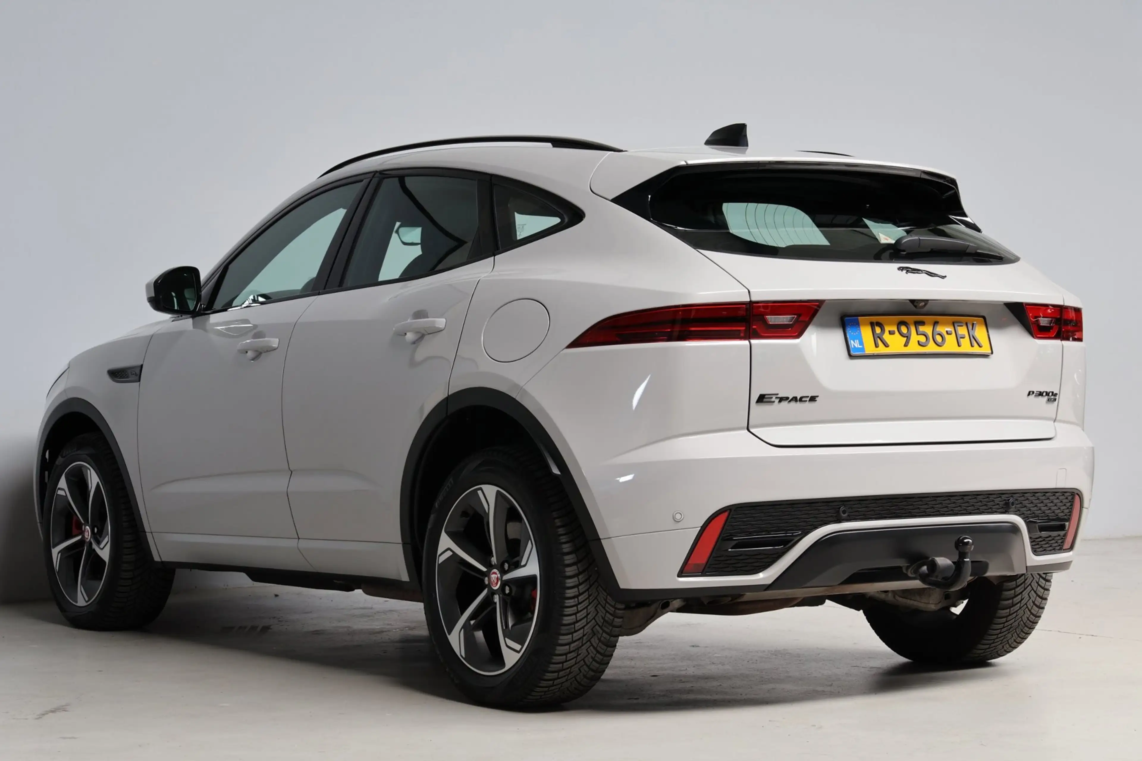 Jaguar E-Pace 1.5 P300e AWD R-Dynamic HSE Black Optiek | panoram — photo 26