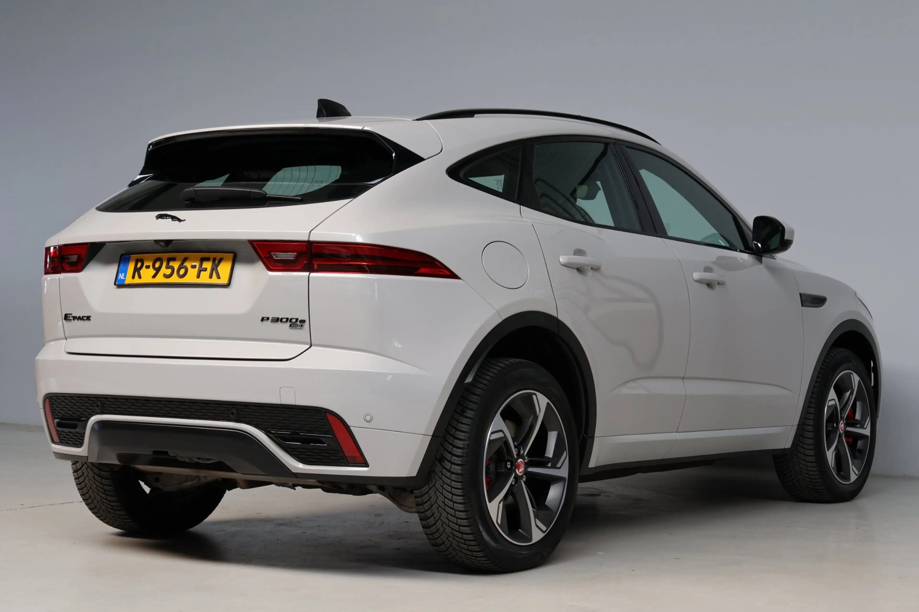Jaguar E-Pace 1.5 P300e AWD R-Dynamic HSE Black Optiek | panoram — photo 28