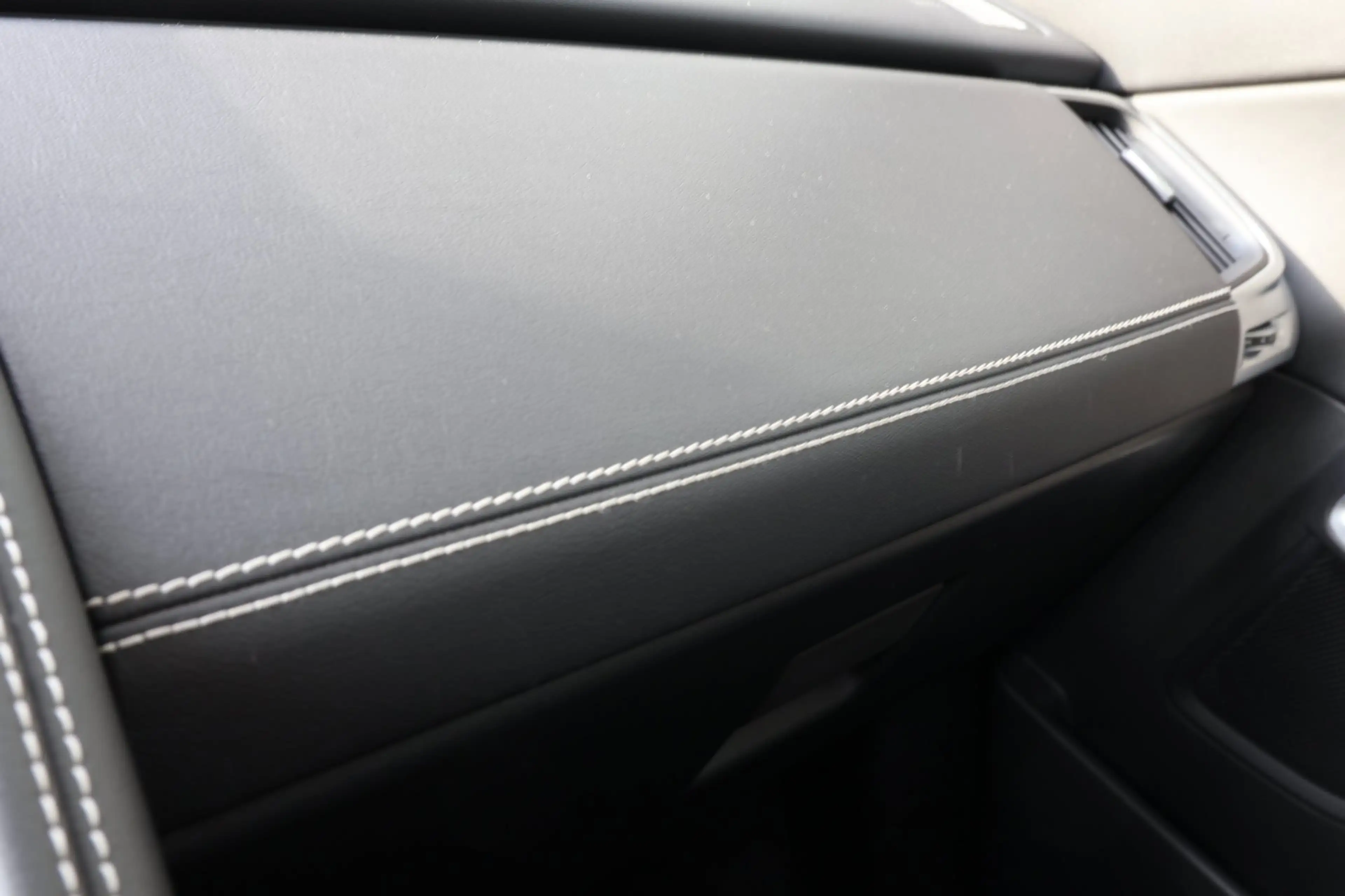 Jaguar E-Pace 1.5 P300e AWD R-Dynamic HSE Black Optiek | panoram — photo 20