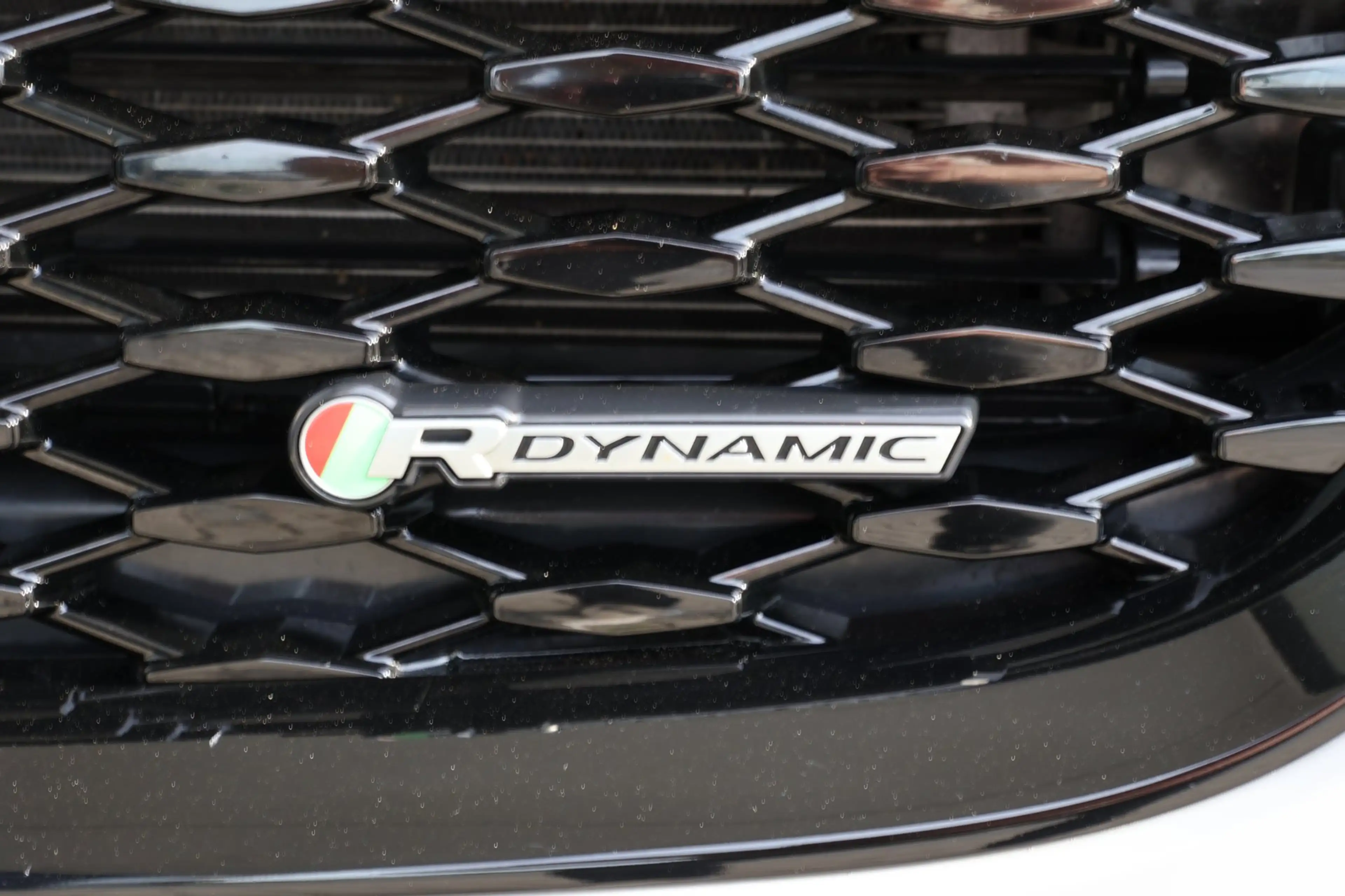 Jaguar E-Pace 1.5 P300e AWD R-Dynamic HSE Black Optiek | panoram — photo 34