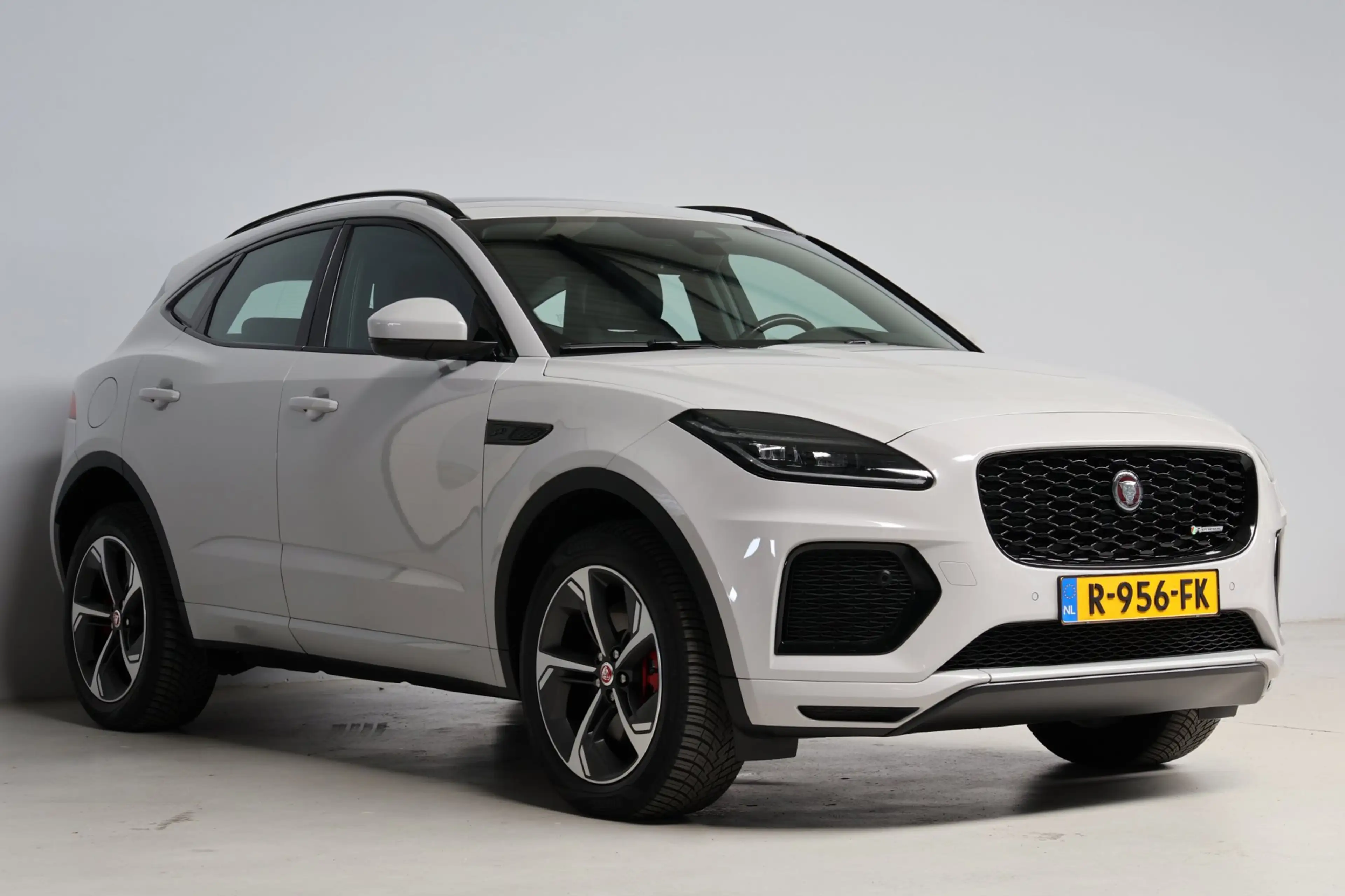 Jaguar E-Pace 1.5 P300e AWD R-Dynamic HSE Black Optiek | panoram — photo 23