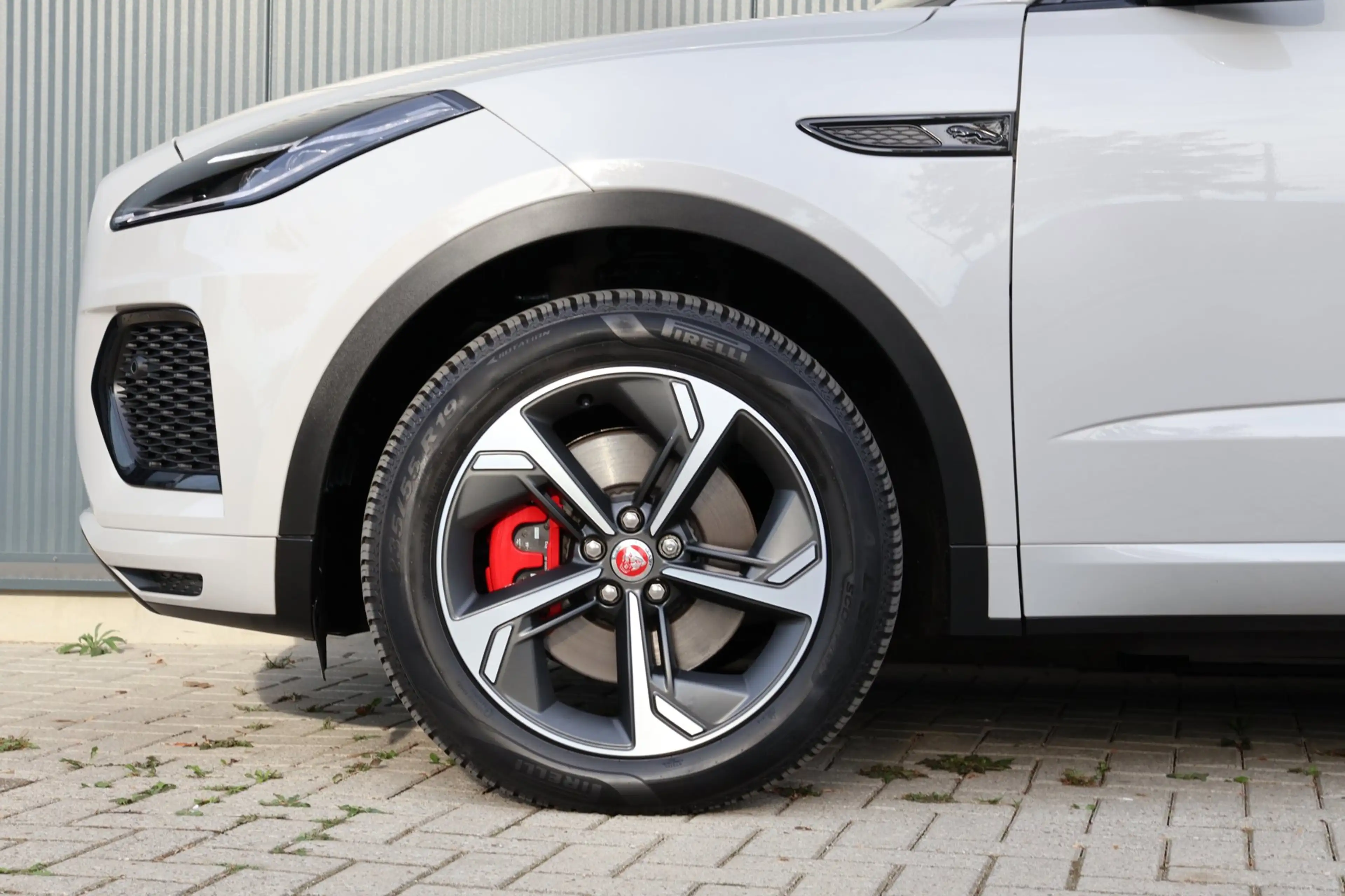 Jaguar E-Pace 1.5 P300e AWD R-Dynamic HSE Black Optiek | panoram — photo 29
