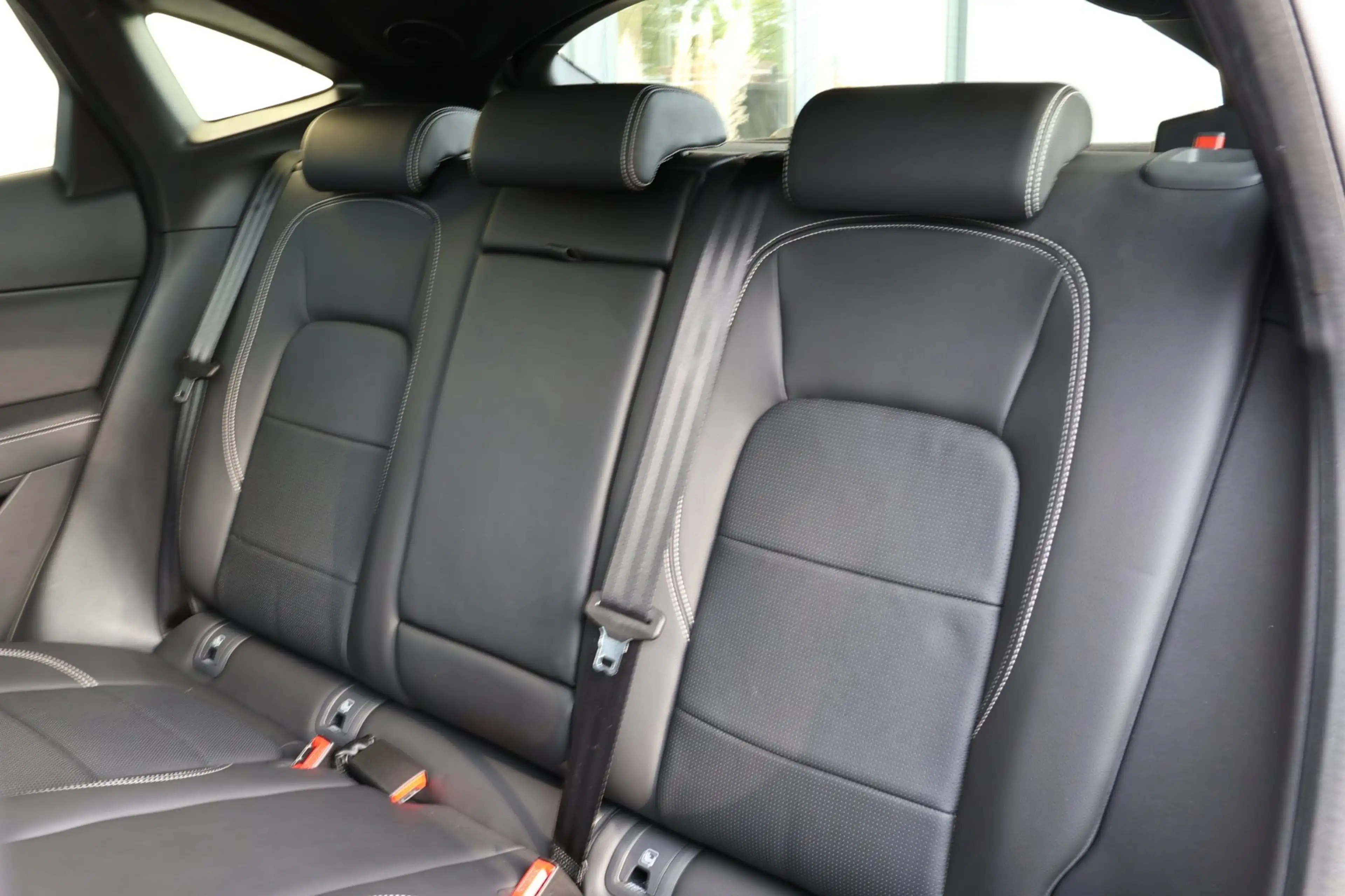 Jaguar E-Pace 1.5 P300e AWD R-Dynamic HSE Black Optiek | panoram — photo 22