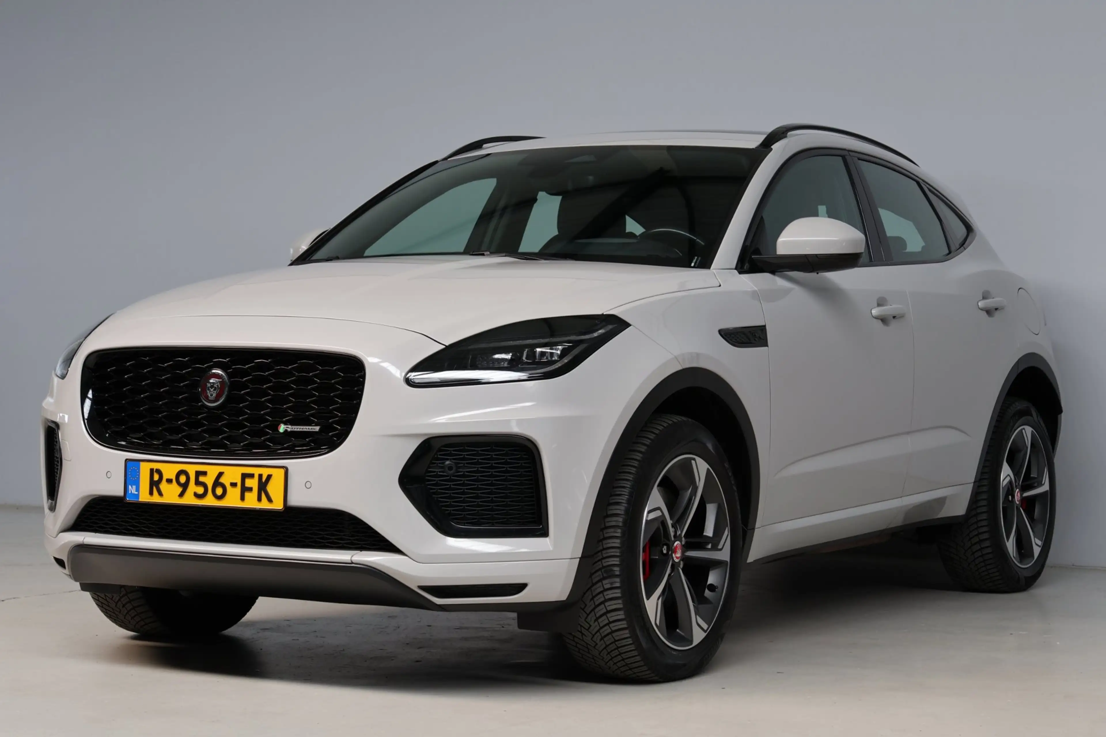 Jaguar E-Pace 1.5 P300e AWD R-Dynamic HSE Black Optiek | panoram — photo 25