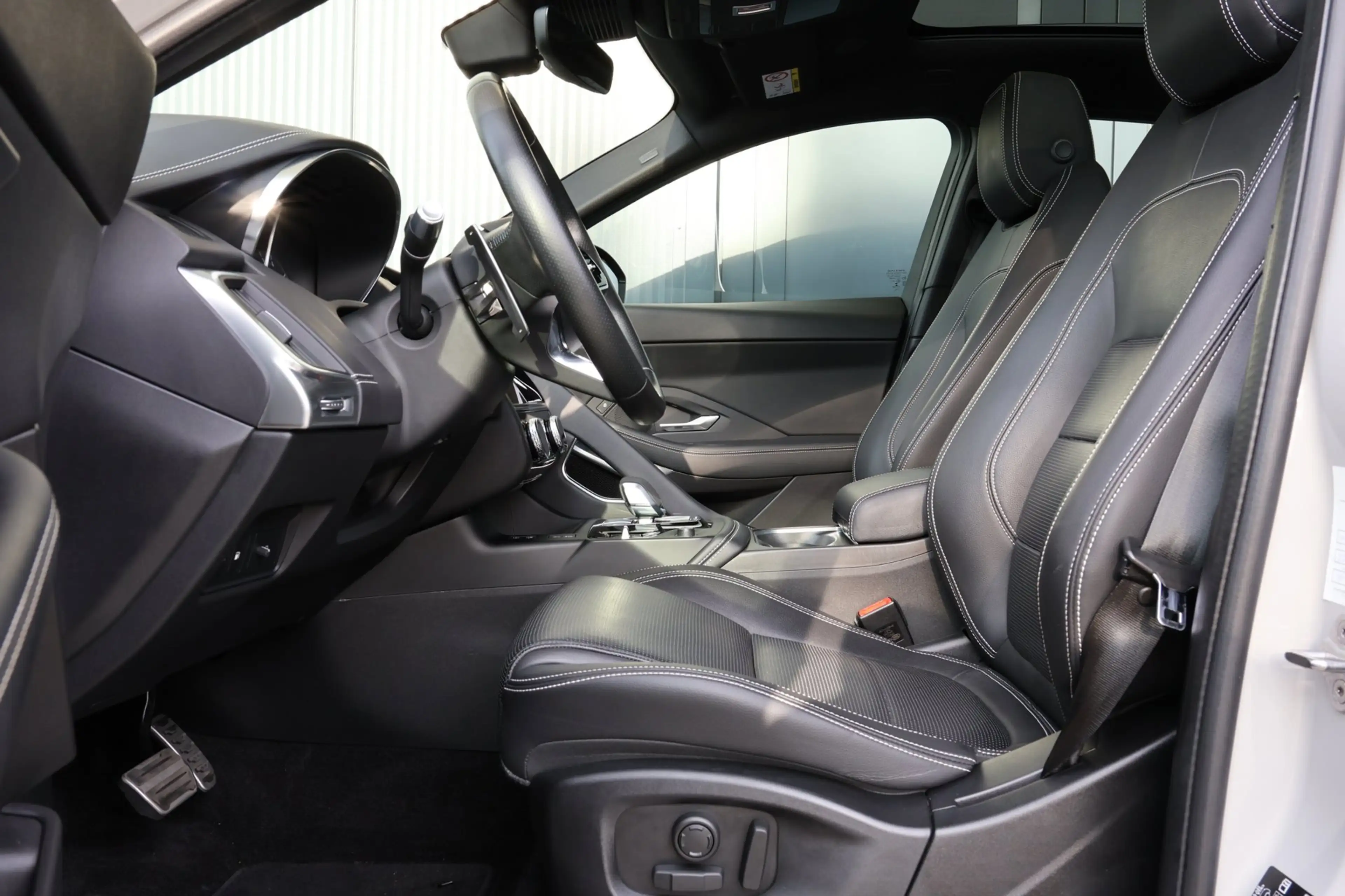 Jaguar E-Pace 1.5 P300e AWD R-Dynamic HSE Black Optiek | panoram — photo 17