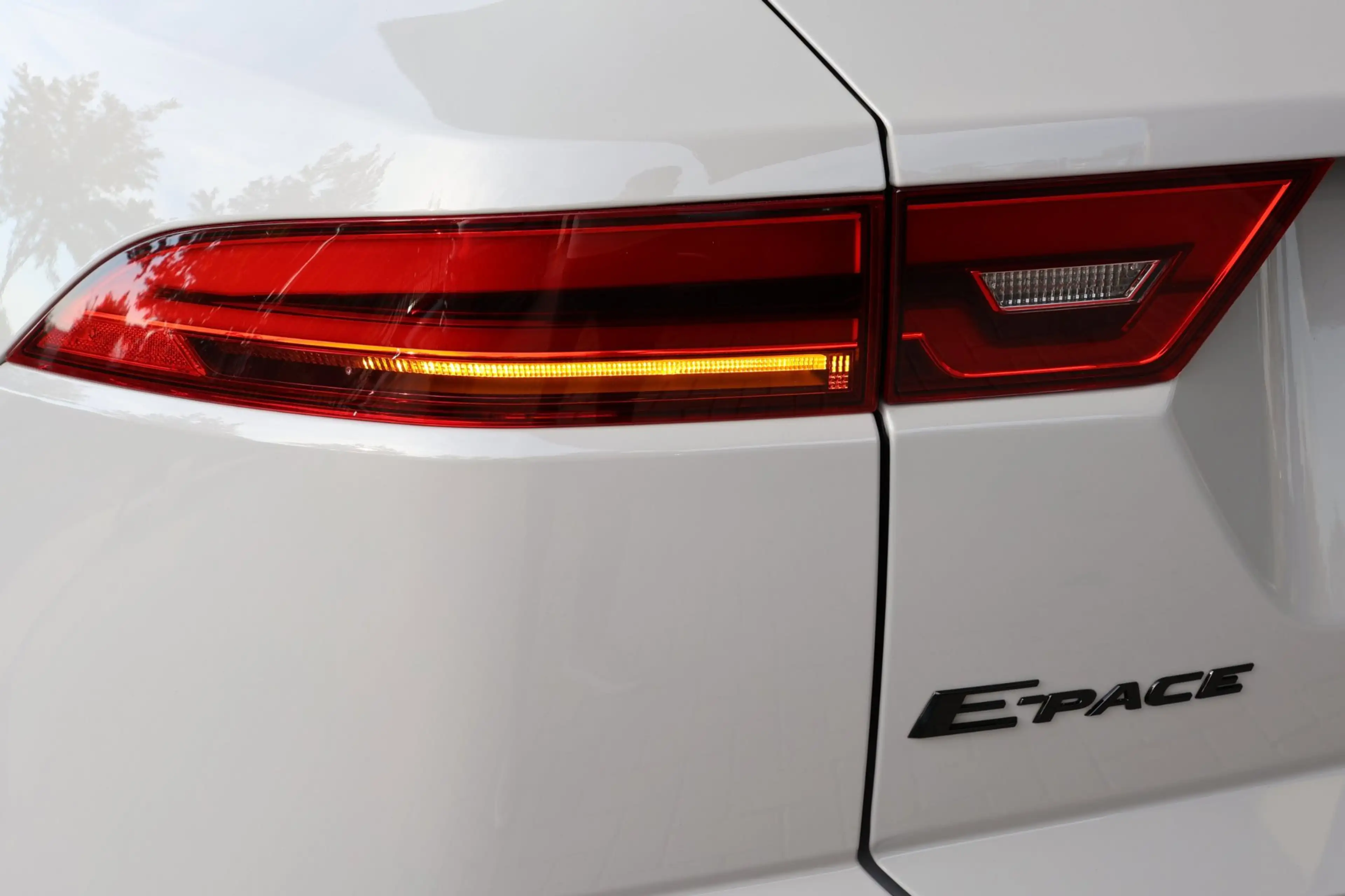Jaguar E-Pace 1.5 P300e AWD R-Dynamic HSE Black Optiek | panoram — photo 32