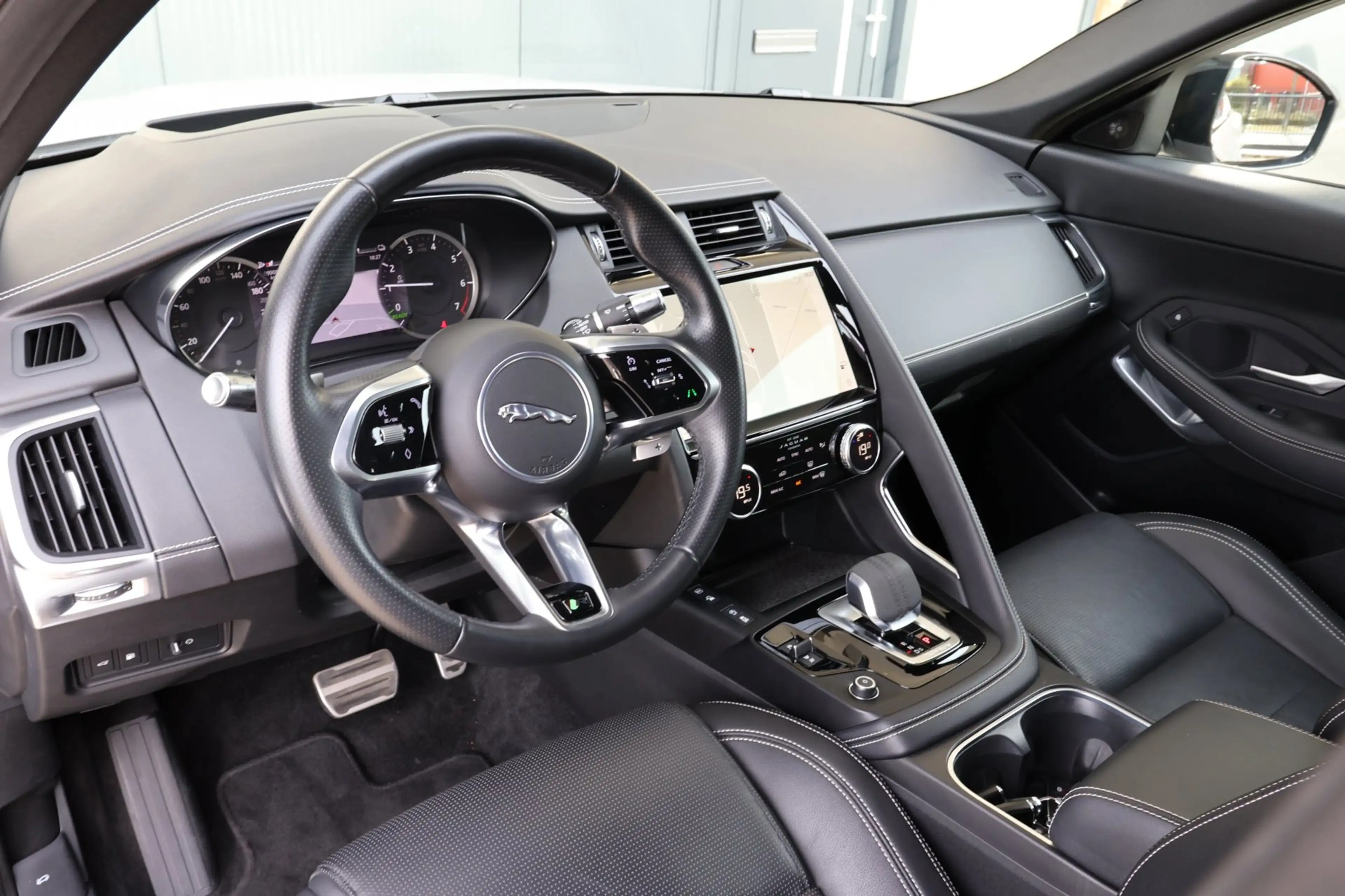 Jaguar E-Pace 1.5 P300e AWD R-Dynamic HSE Black Optiek | panoram — photo 10