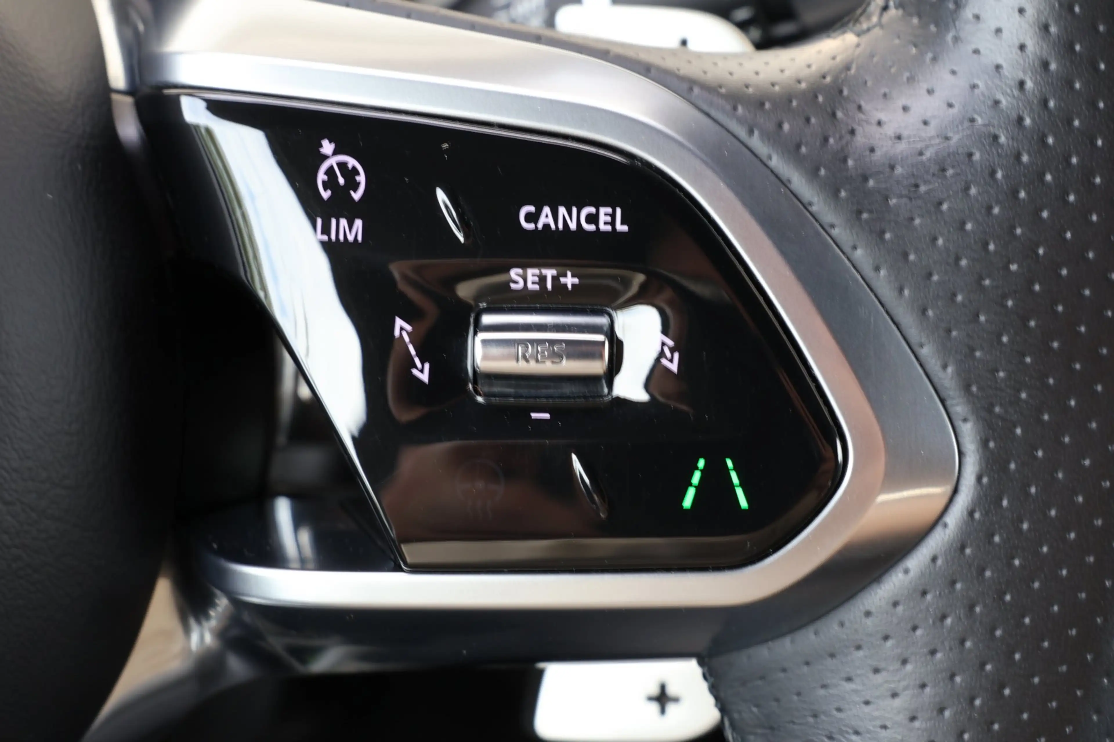 Jaguar E-Pace 1.5 P300e AWD R-Dynamic HSE Black Optiek | panoram — photo 37