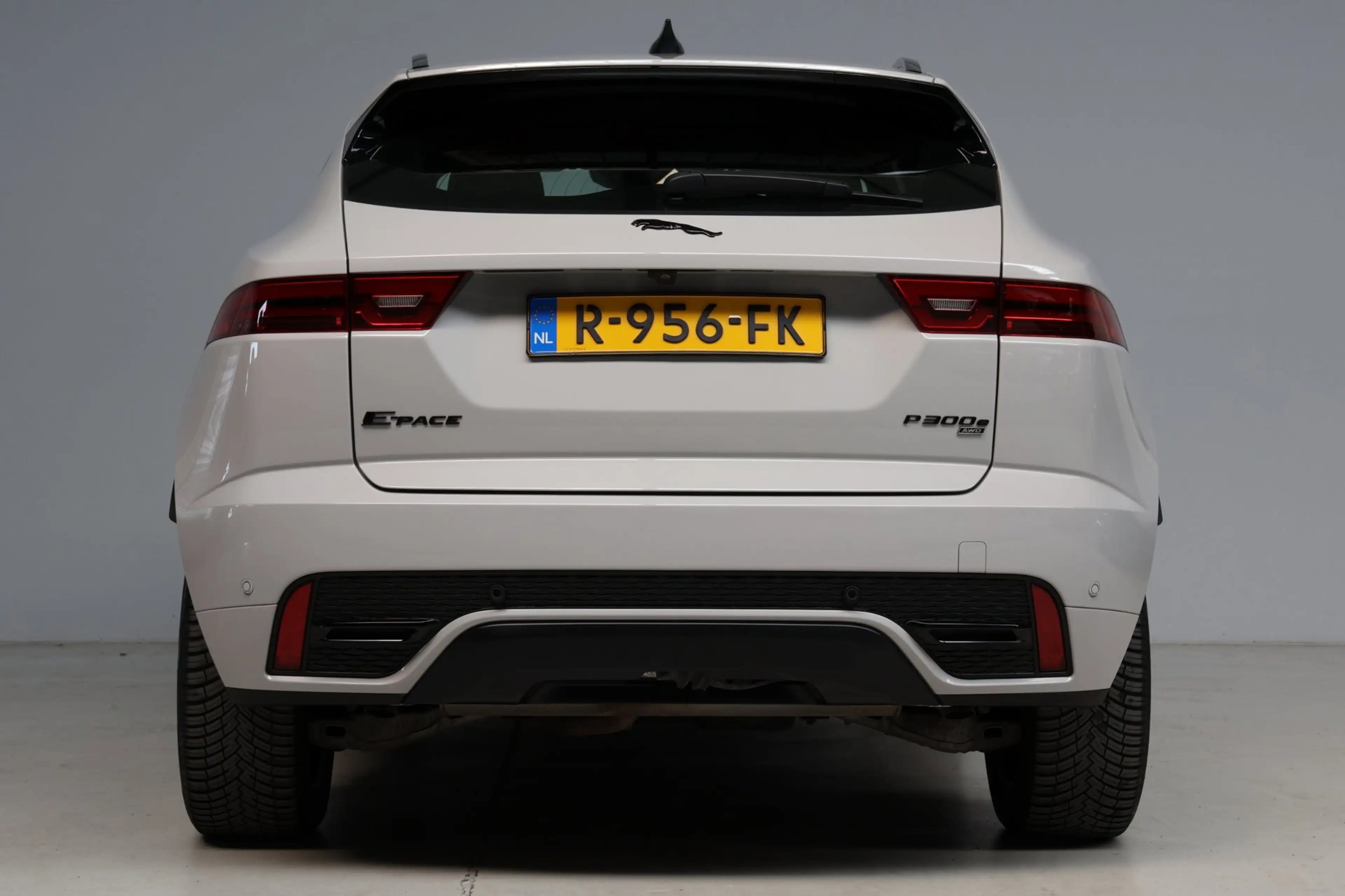 Jaguar E-Pace 1.5 P300e AWD R-Dynamic HSE Black Optiek | panoram — photo 27
