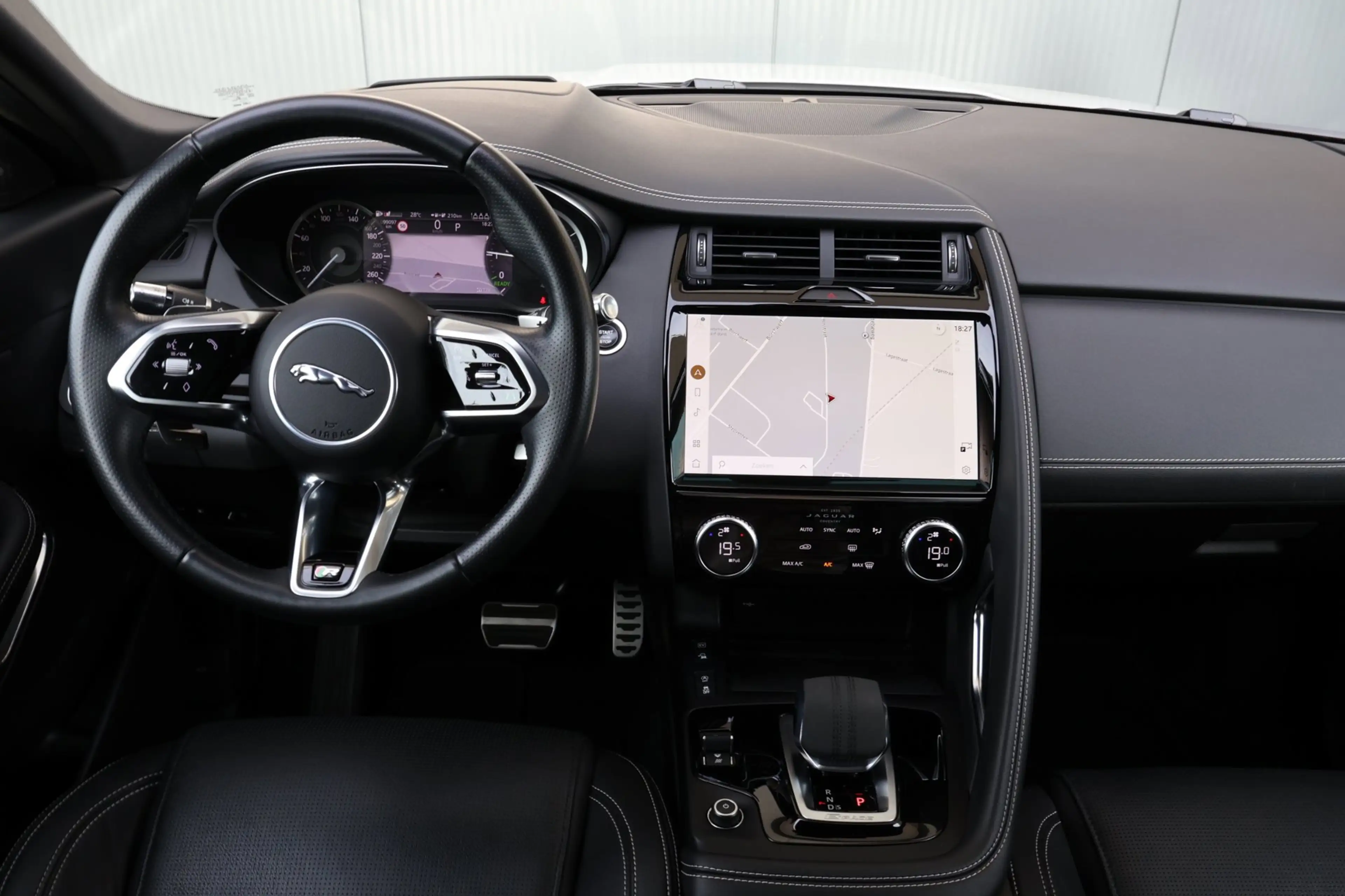 Jaguar E-Pace 1.5 P300e AWD R-Dynamic HSE Black Optiek | panoram — photo 3