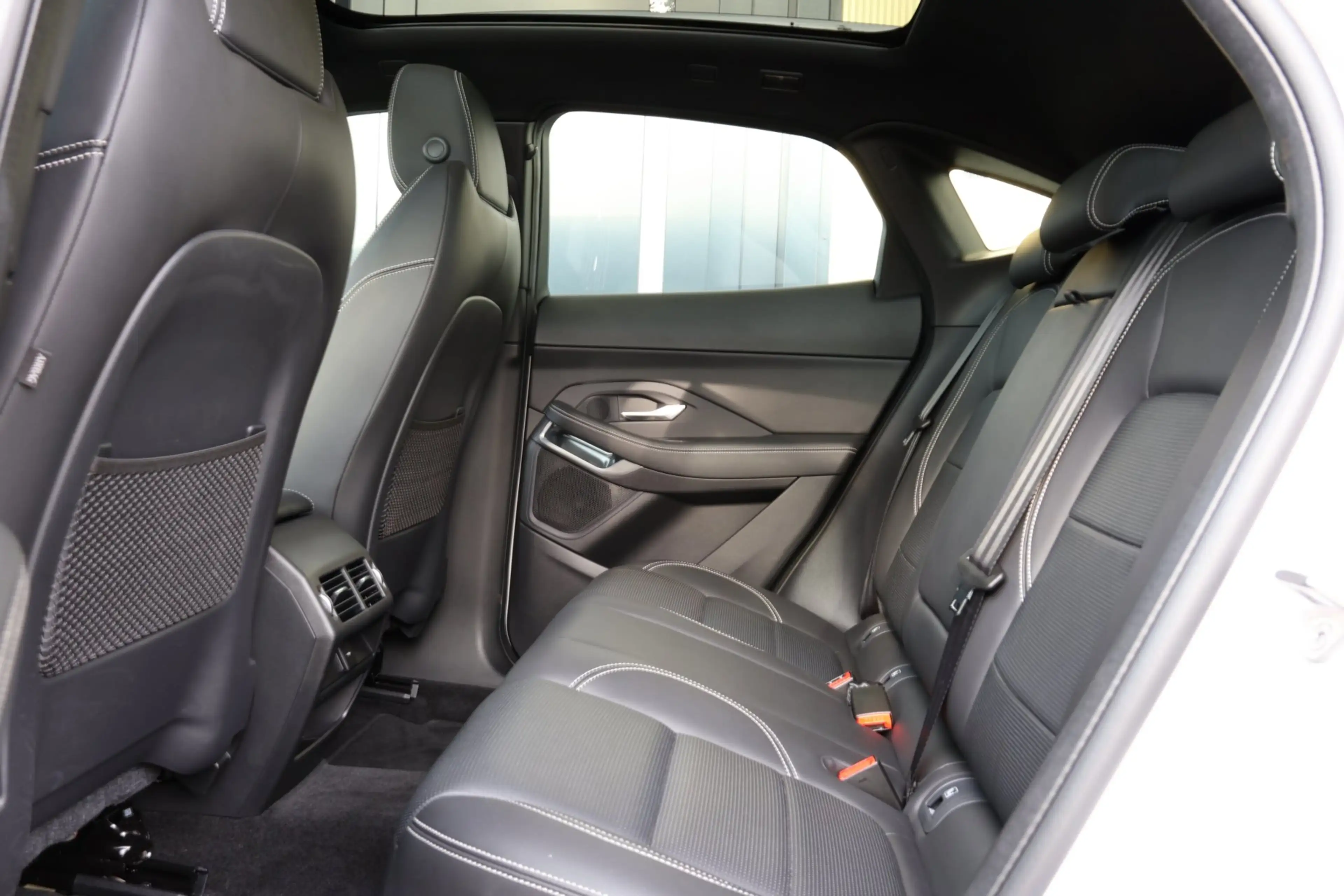 Jaguar E-Pace 1.5 P300e AWD R-Dynamic HSE Black Optiek | panoram — photo 21