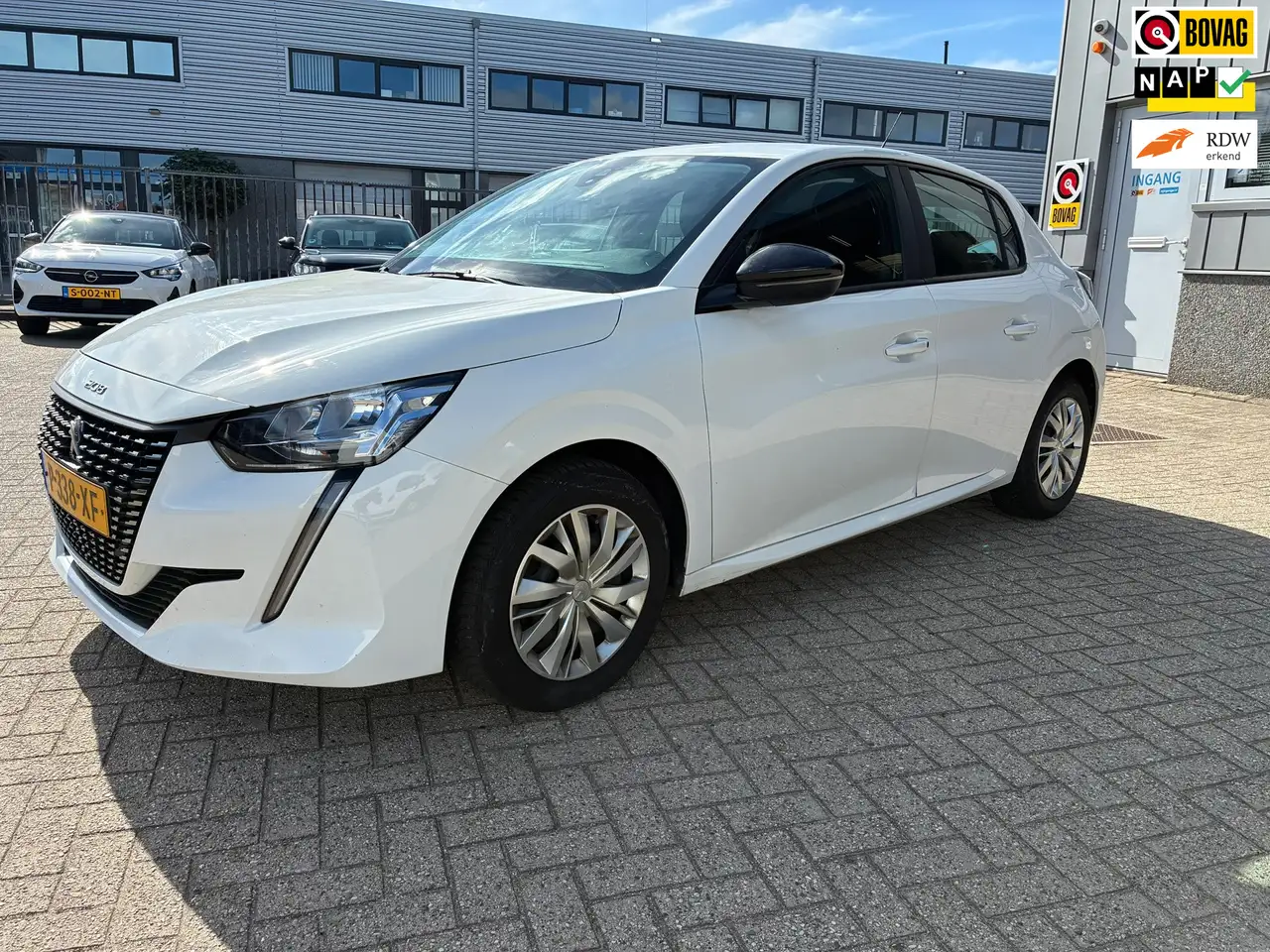 Peugeot 208 1.2 PureTech Active — photo 1 of 11